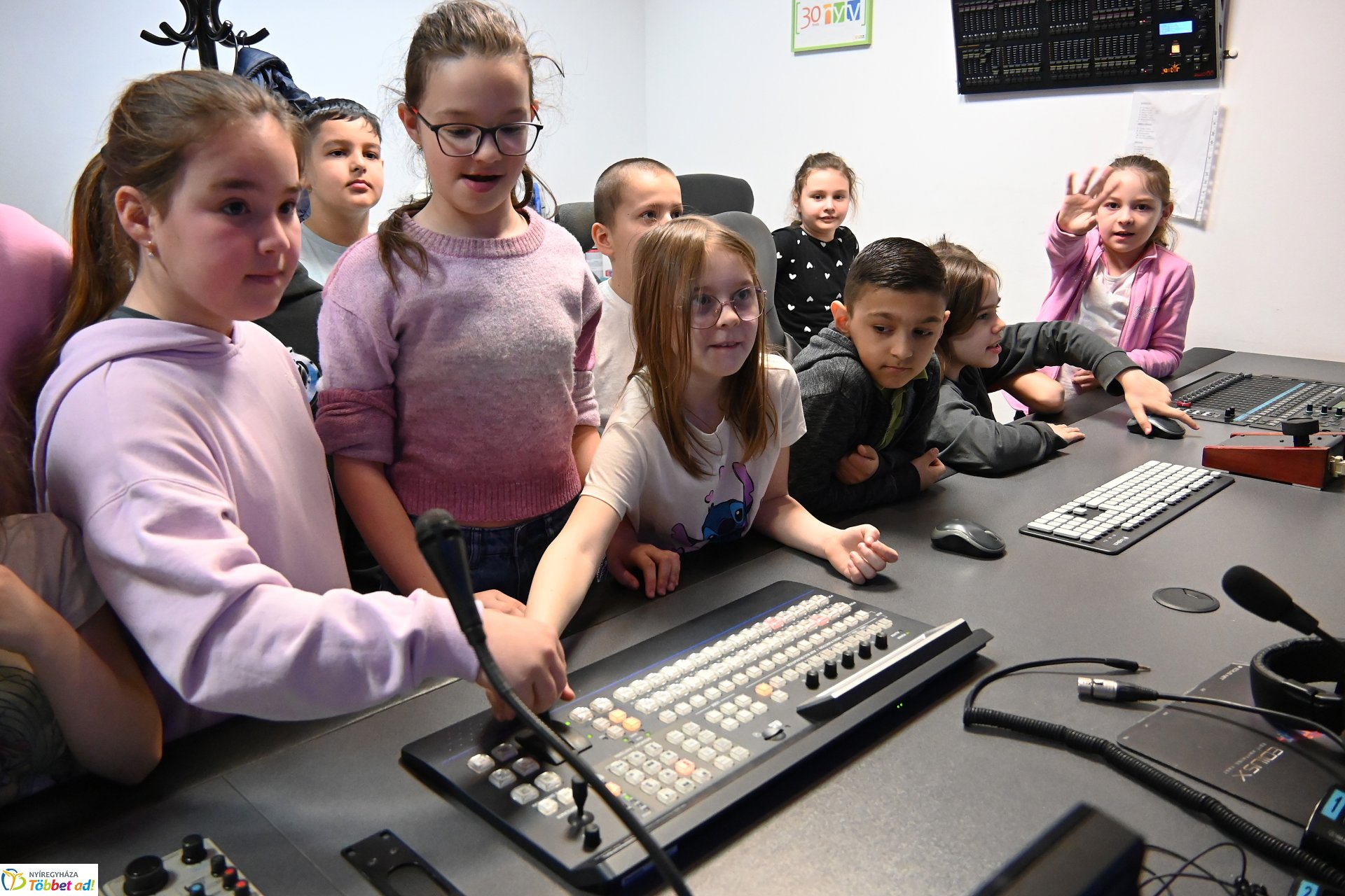 Negyven éves a Nyíregyházi Televízió - iskolások látogattak a stúdióba a születésnapon (péntek)