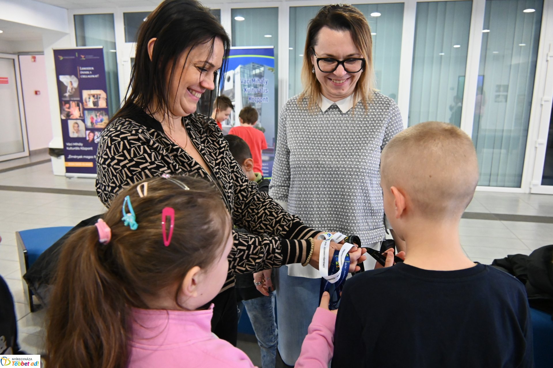 Negyven éves a Nyíregyházi Televízió - iskolások látogattak a stúdióba a születésnapon (péntek)