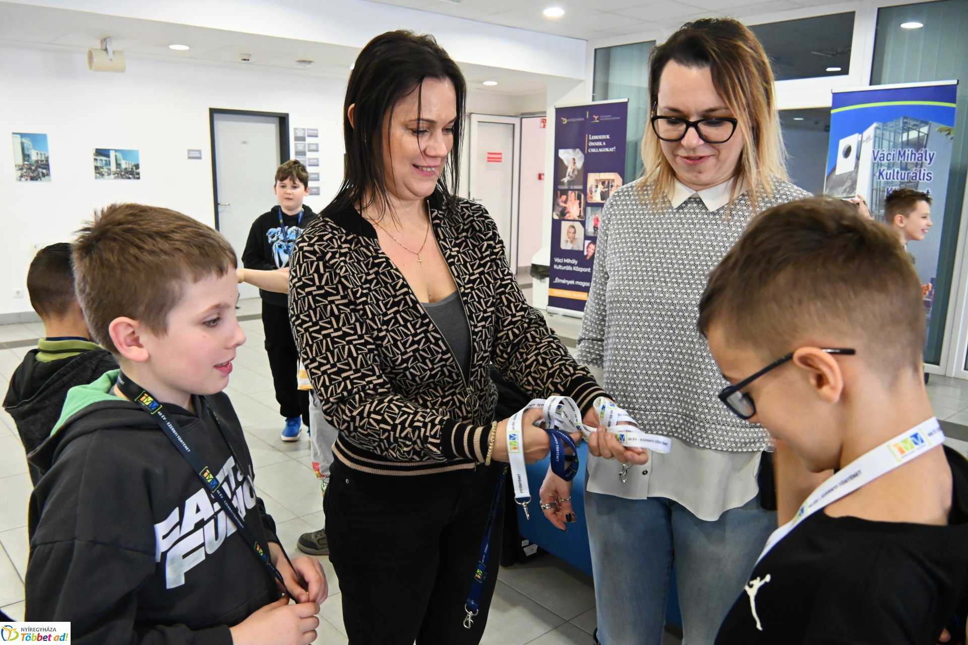 Negyven éves a Nyíregyházi Televízió - iskolások látogattak a stúdióba a születésnapon (péntek)