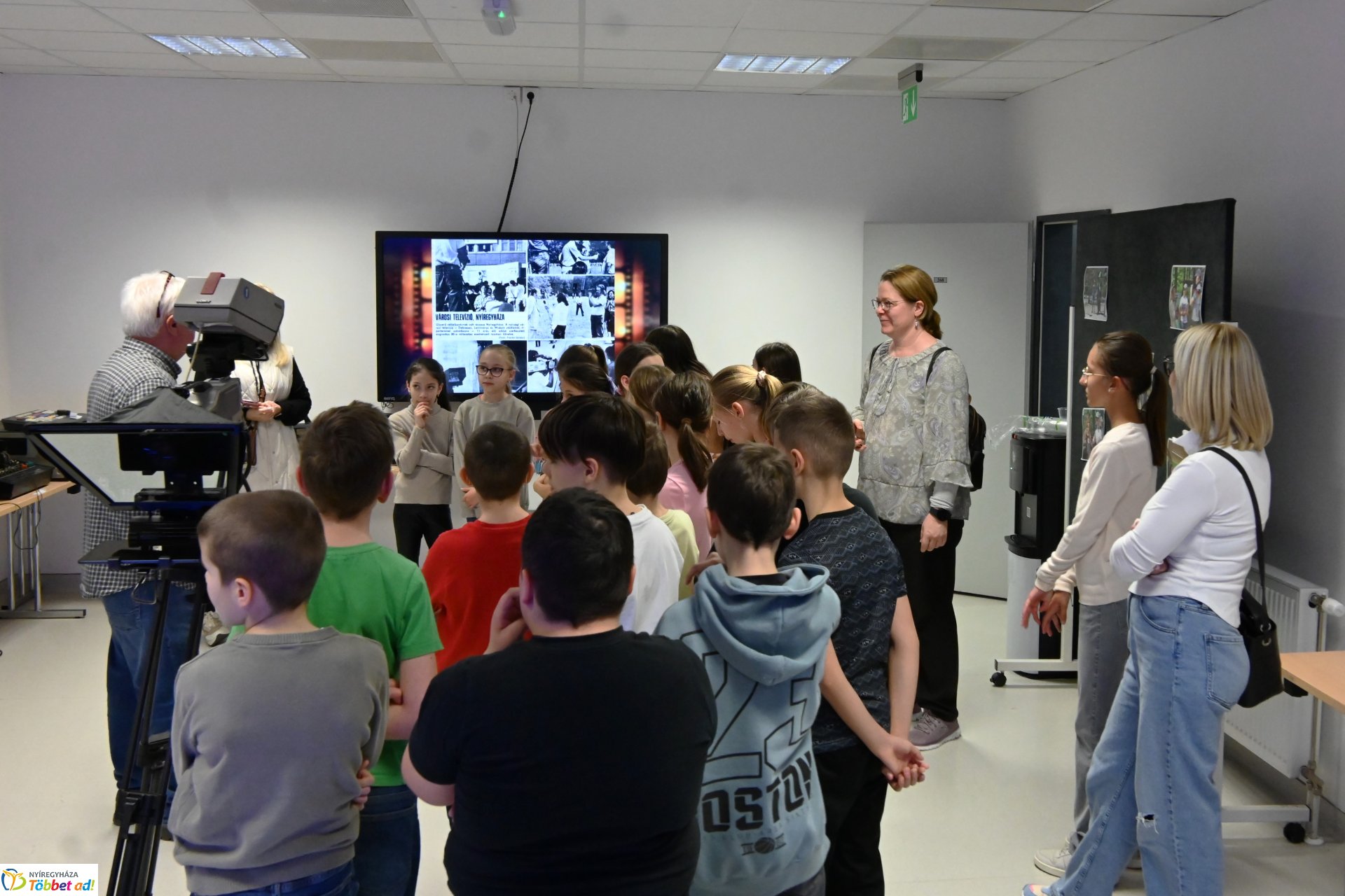 Negyven éves a Nyíregyházi Televízió - iskolások látogattak a stúdióba a születésnapon (péntek)