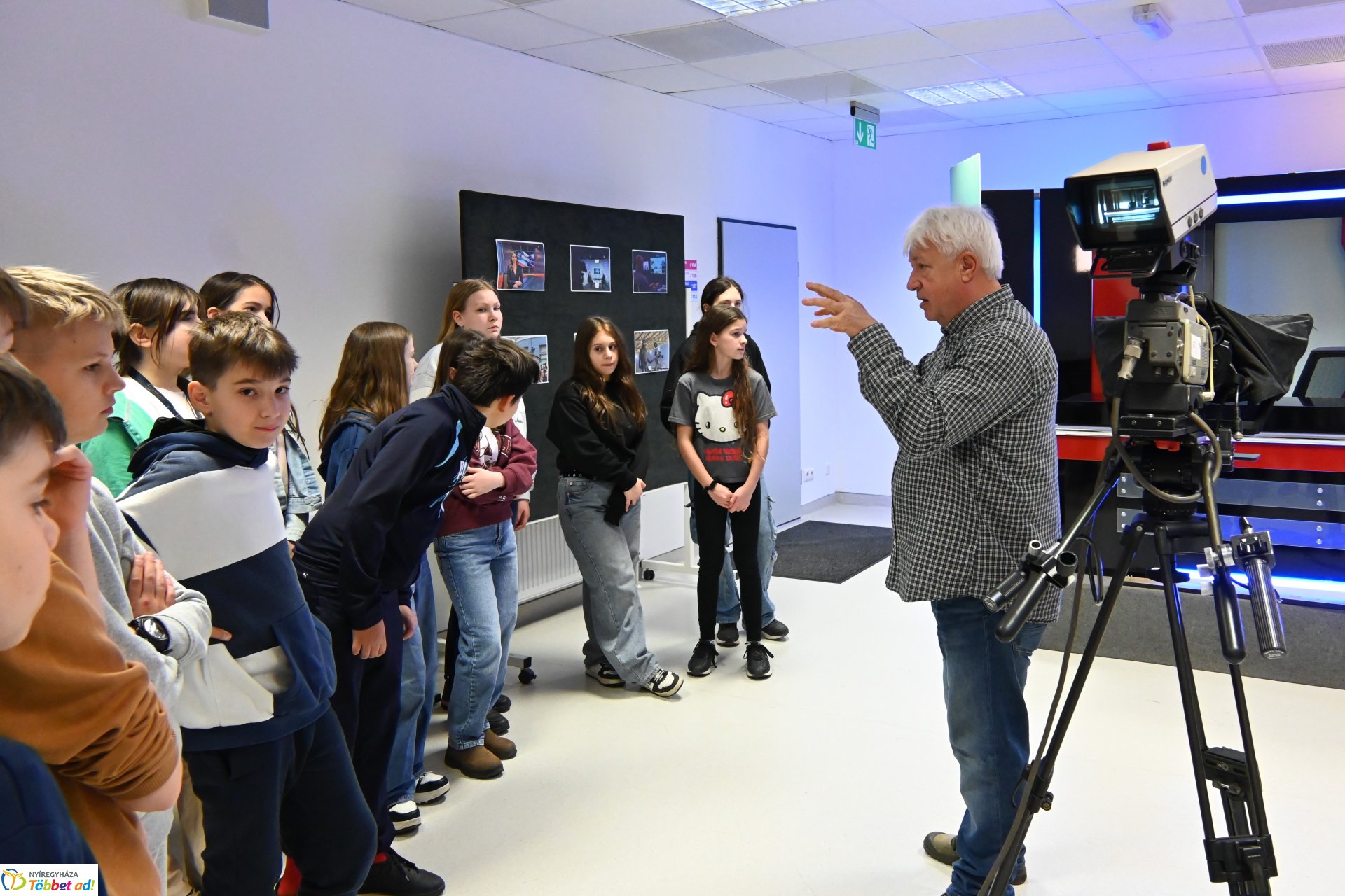 Negyven éves a Nyíregyházi Televízió - iskolások látogattak a stúdióba a születésnapon (péntek)