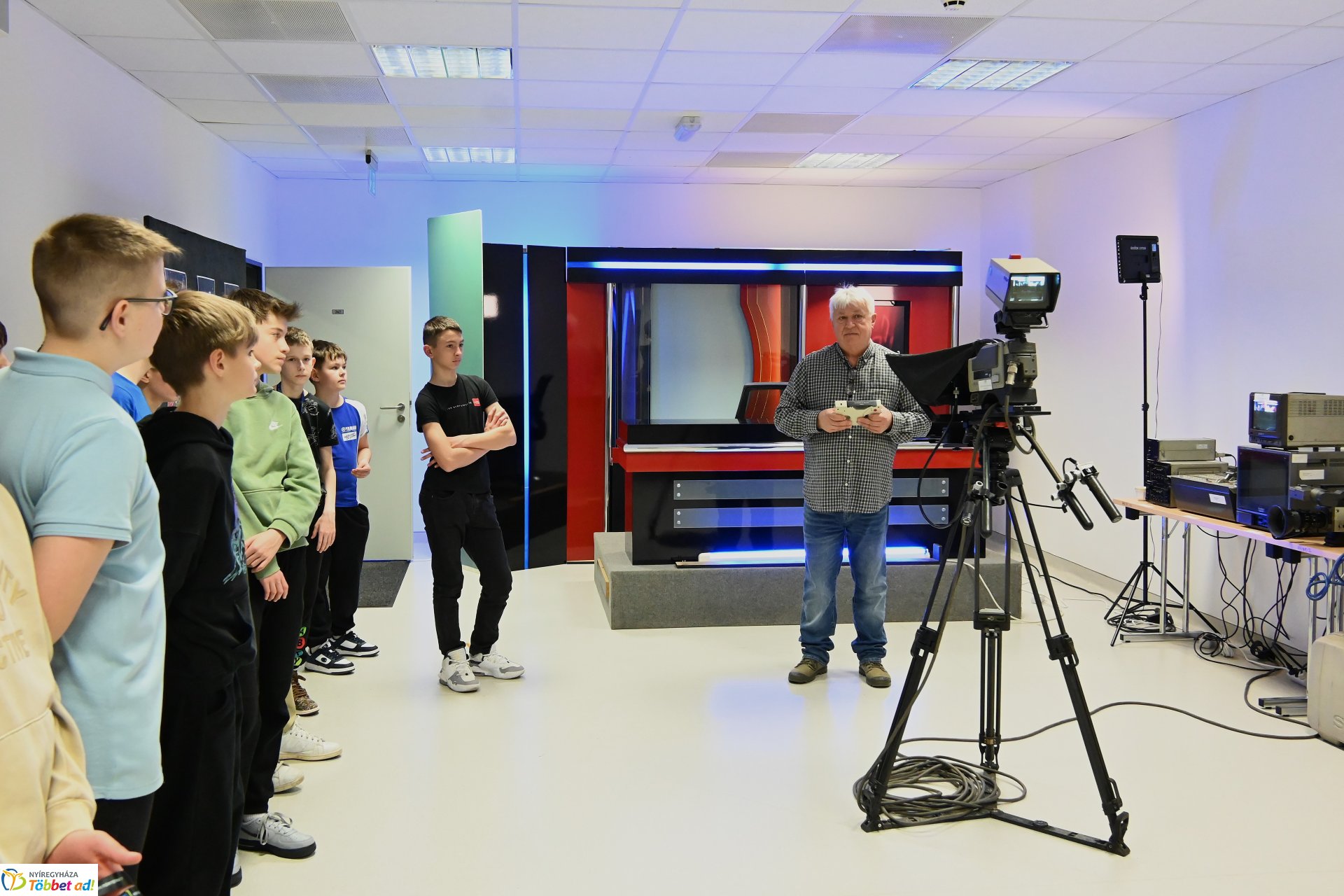 Negyven éves a Nyíregyházi Televízió - iskolások látogattak a stúdióba a születésnapon (péntek)