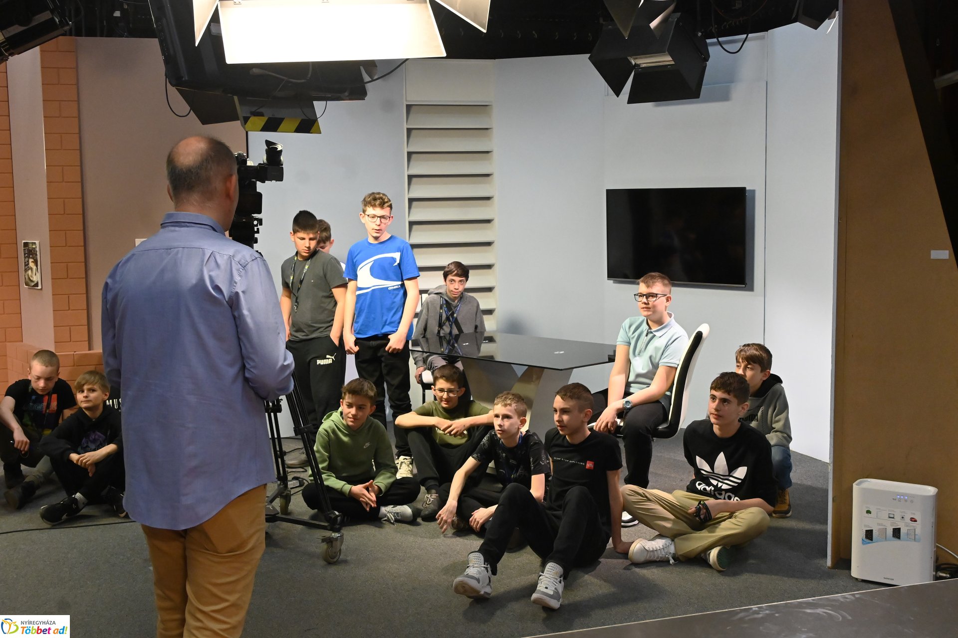 Negyven éves a Nyíregyházi Televízió - iskolások látogattak a stúdióba a születésnapon (péntek)