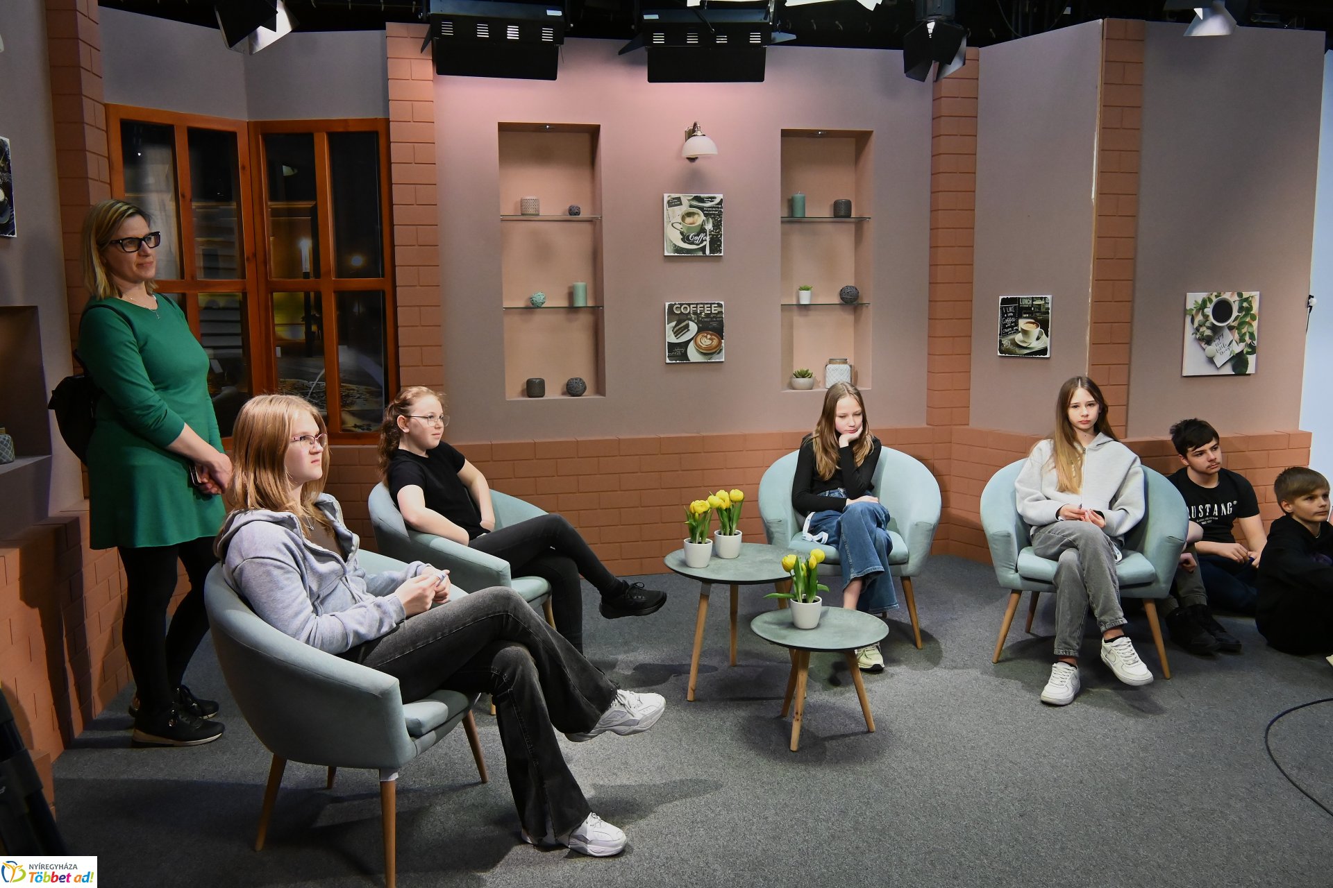 Negyven éves a Nyíregyházi Televízió - iskolások látogattak a stúdióba a születésnapon (péntek)