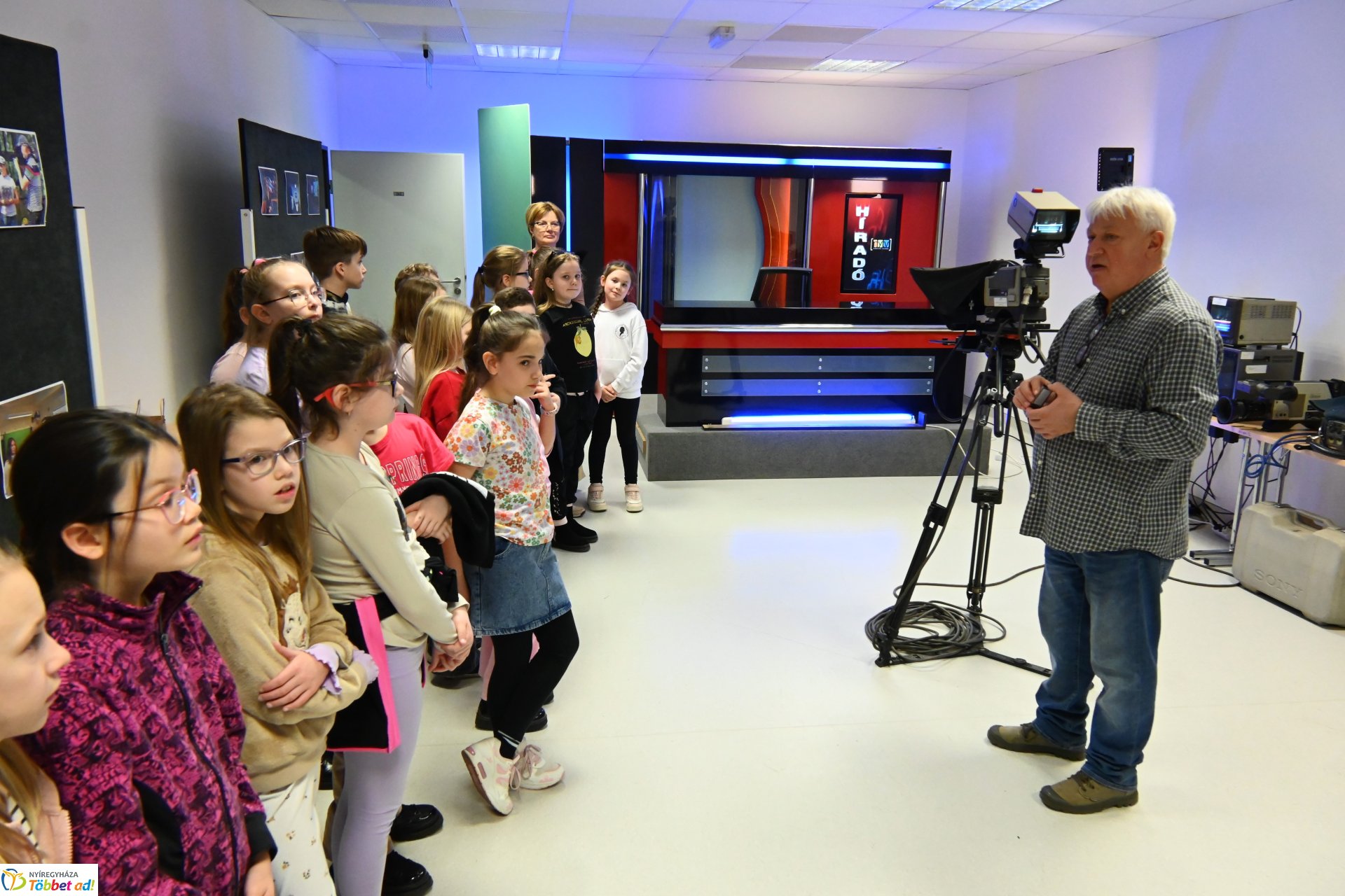 Negyven éves a Nyíregyházi Televízió - iskolások látogattak a stúdióba a születésnapon (péntek)