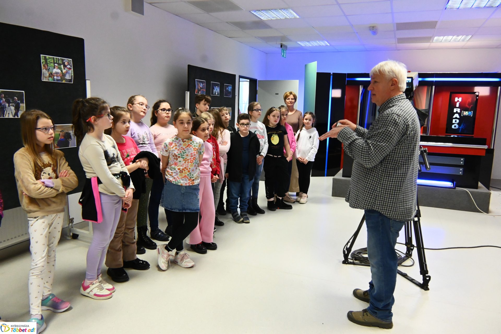 Negyven éves a Nyíregyházi Televízió - iskolások látogattak a stúdióba a születésnapon (péntek)