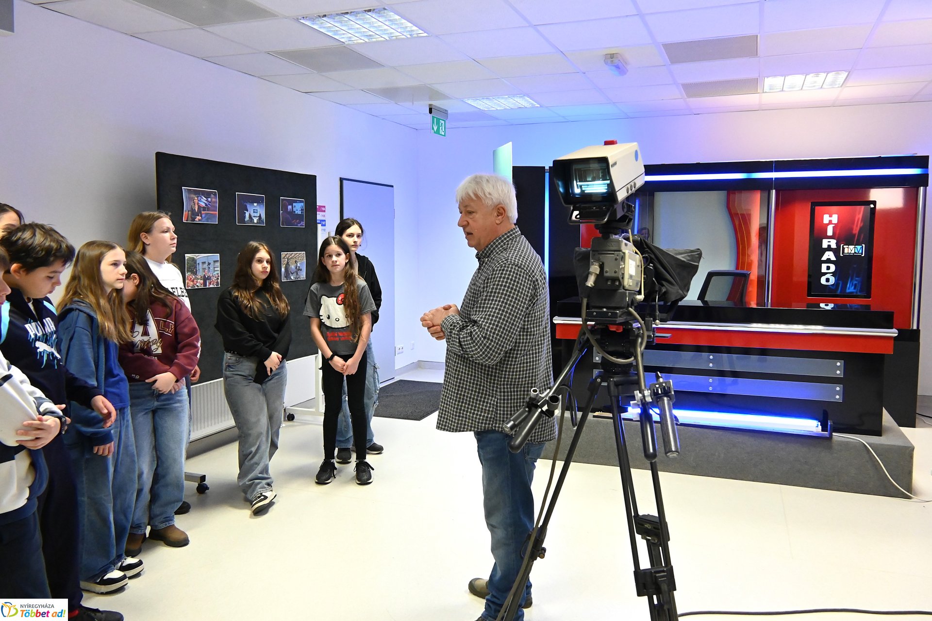 Negyven éves a Nyíregyházi Televízió - iskolások látogattak a stúdióba a születésnapon (péntek)