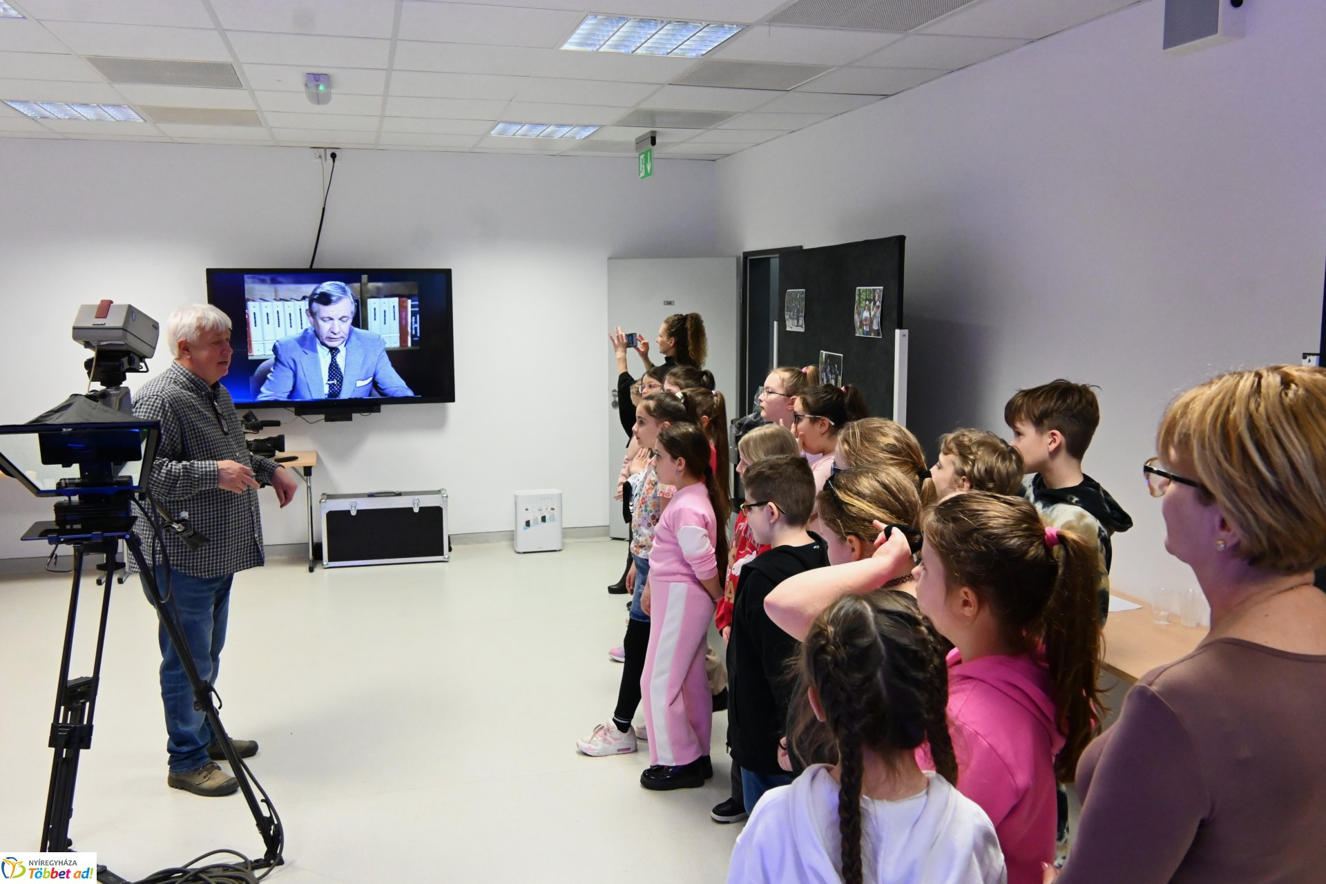 Negyven éves a Nyíregyházi Televízió - iskolások látogattak a stúdióba a születésnapon (péntek)