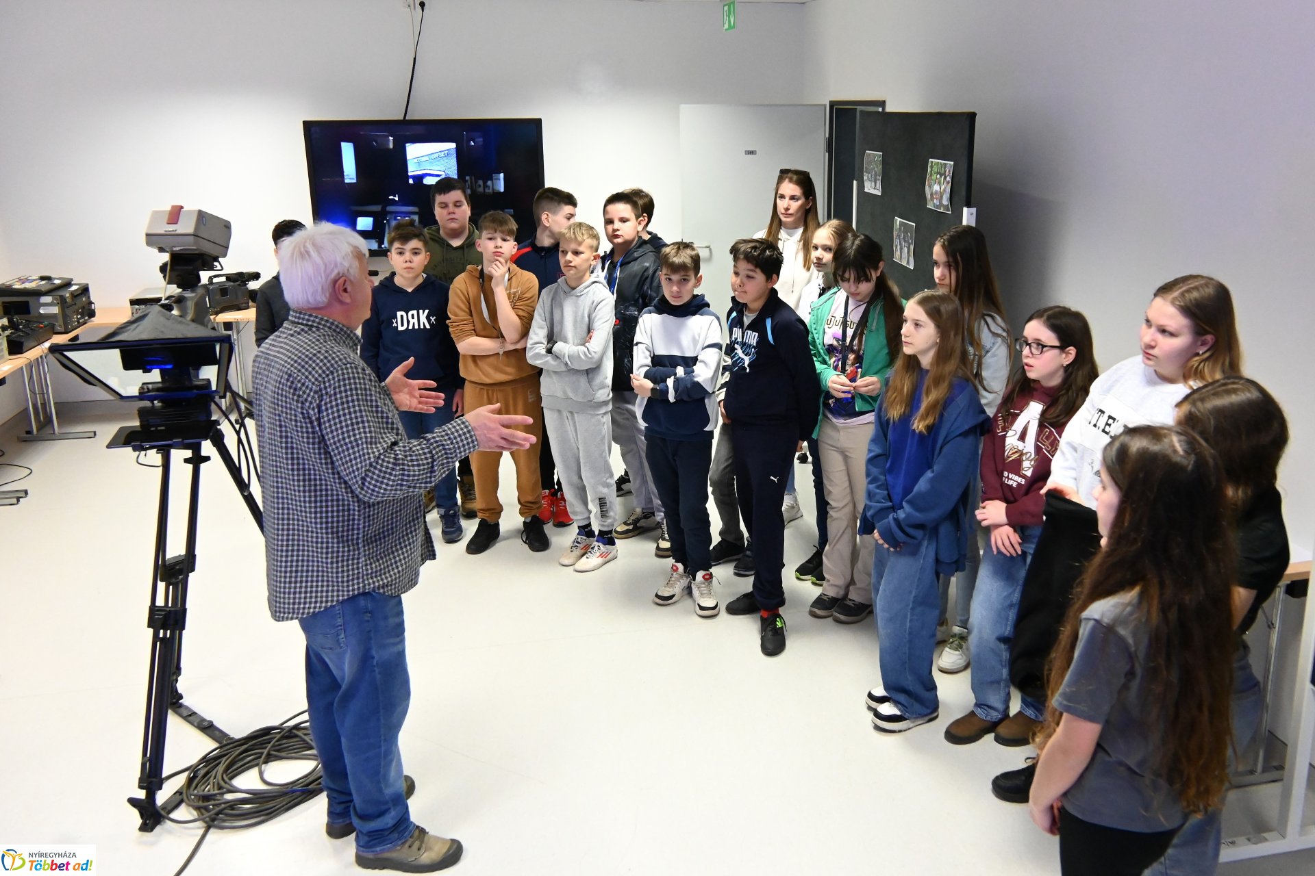 Negyven éves a Nyíregyházi Televízió - iskolások látogattak a stúdióba a születésnapon (péntek)