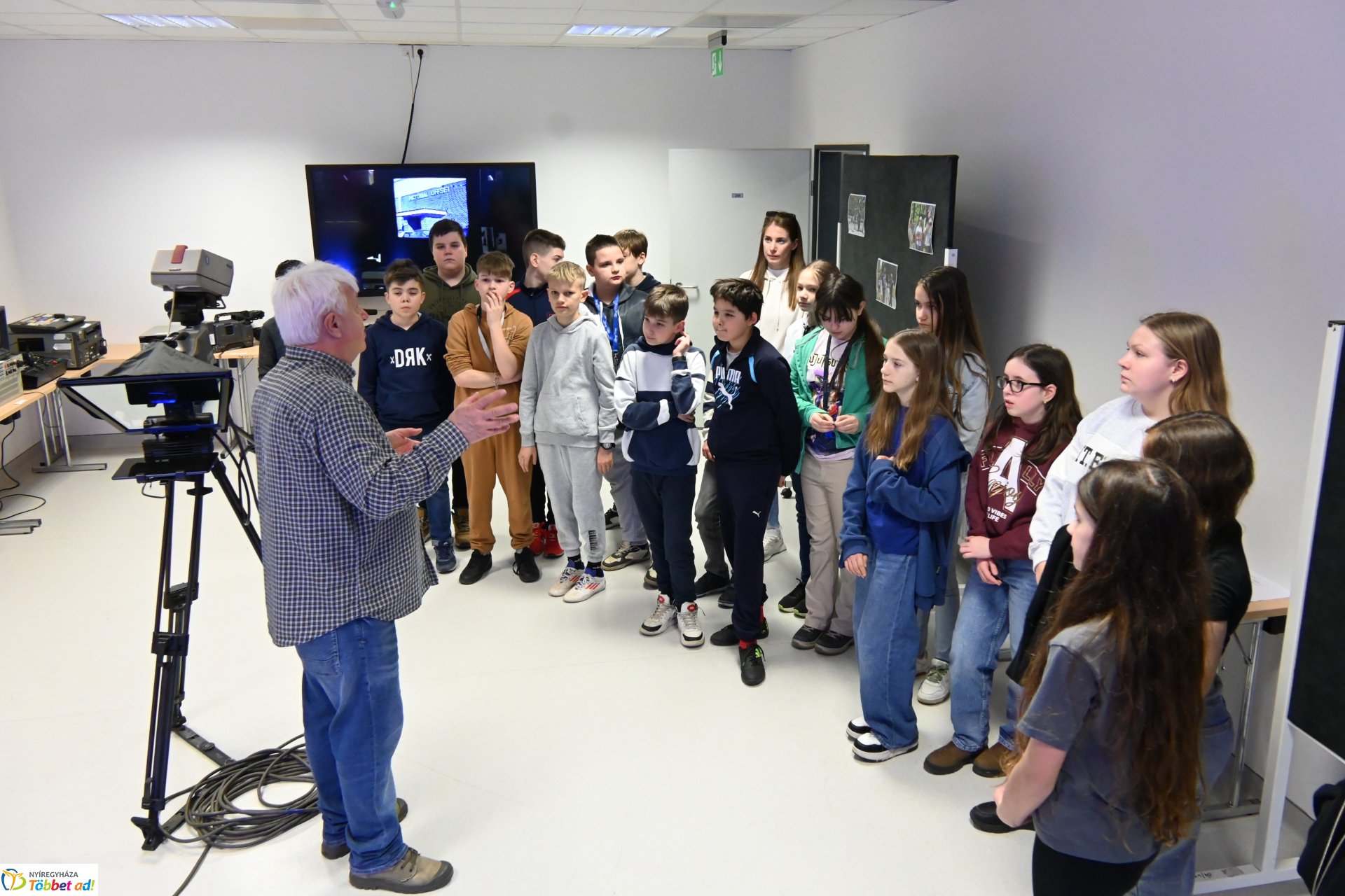 Negyven éves a Nyíregyházi Televízió - iskolások látogattak a stúdióba a születésnapon (péntek)