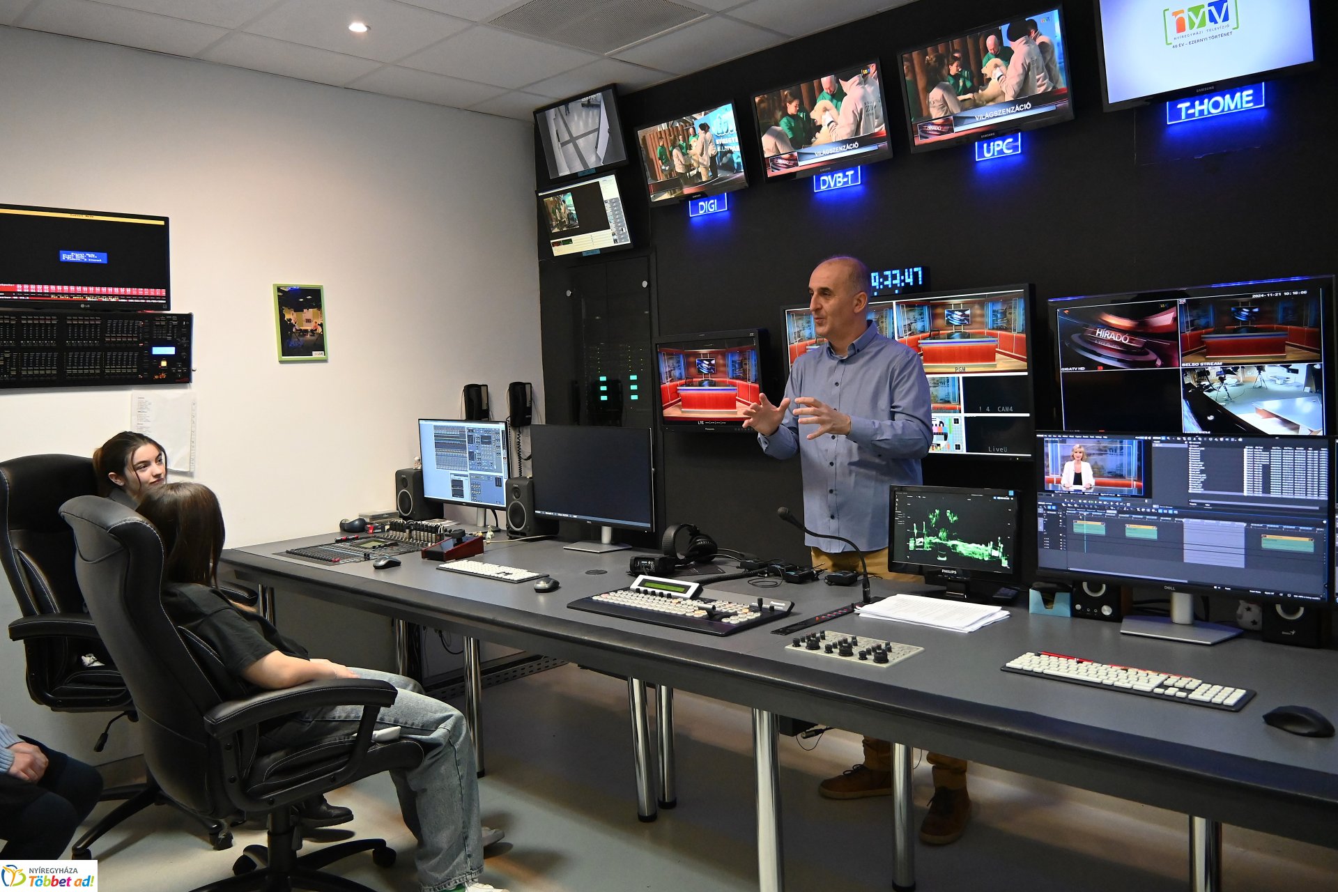 Negyven éves a Nyíregyházi Televízió - iskolások látogattak a stúdióba a születésnapon (péntek)