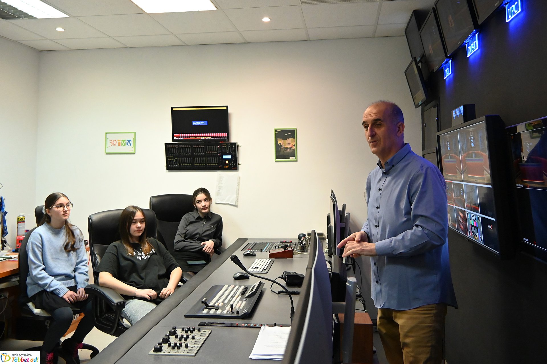 Negyven éves a Nyíregyházi Televízió - iskolások látogattak a stúdióba a születésnapon (péntek)