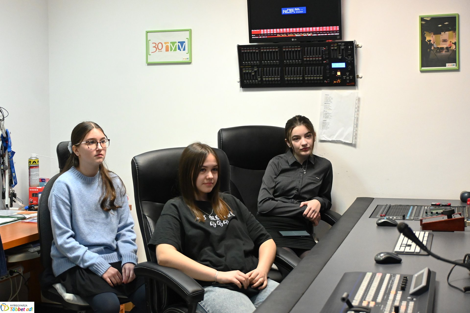 Negyven éves a Nyíregyházi Televízió - iskolások látogattak a stúdióba a születésnapon (péntek)