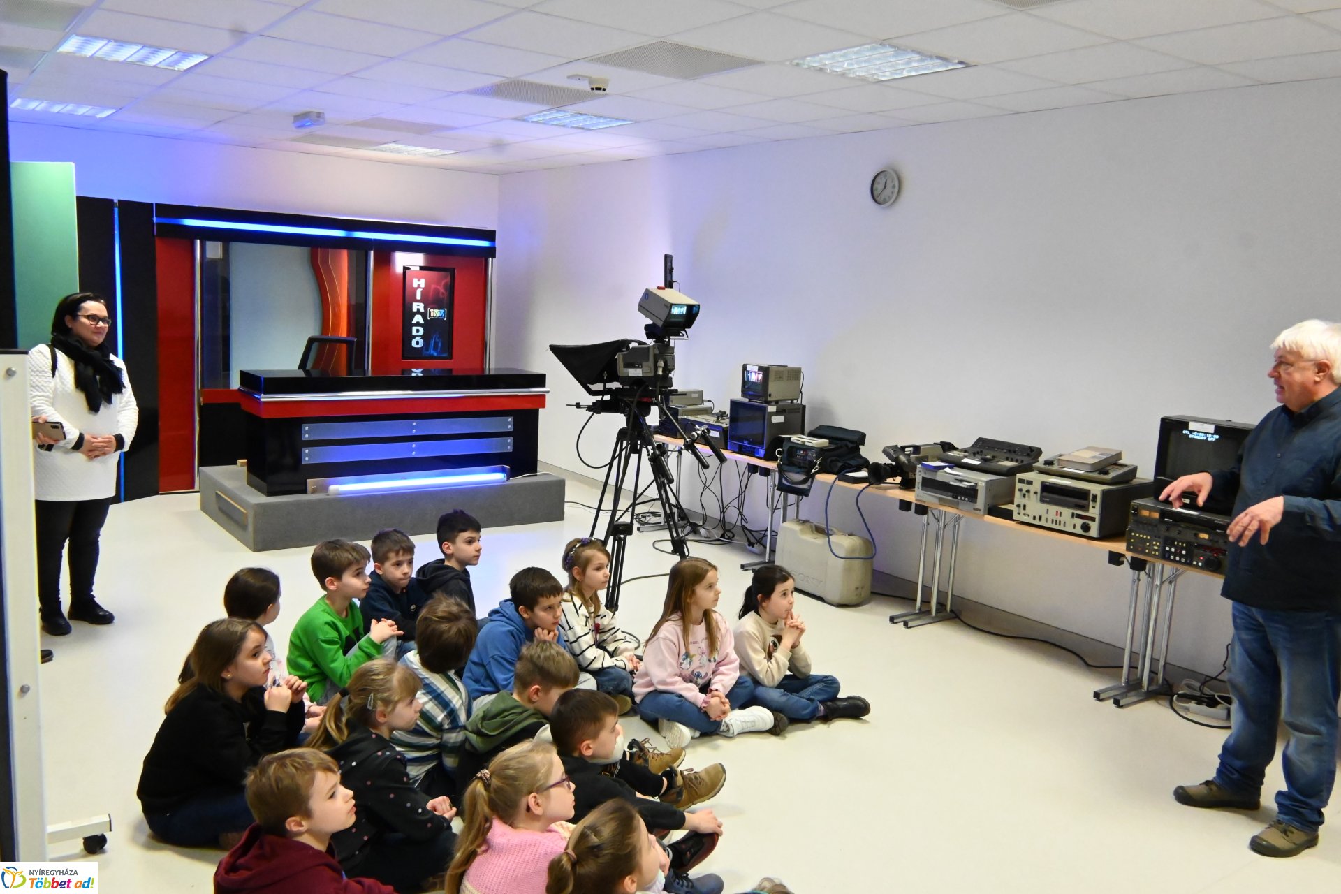 Negyven éves a Nyíregyházi Televízió-iskolások látogattak a stúdióba a születésnapon (hétfő)