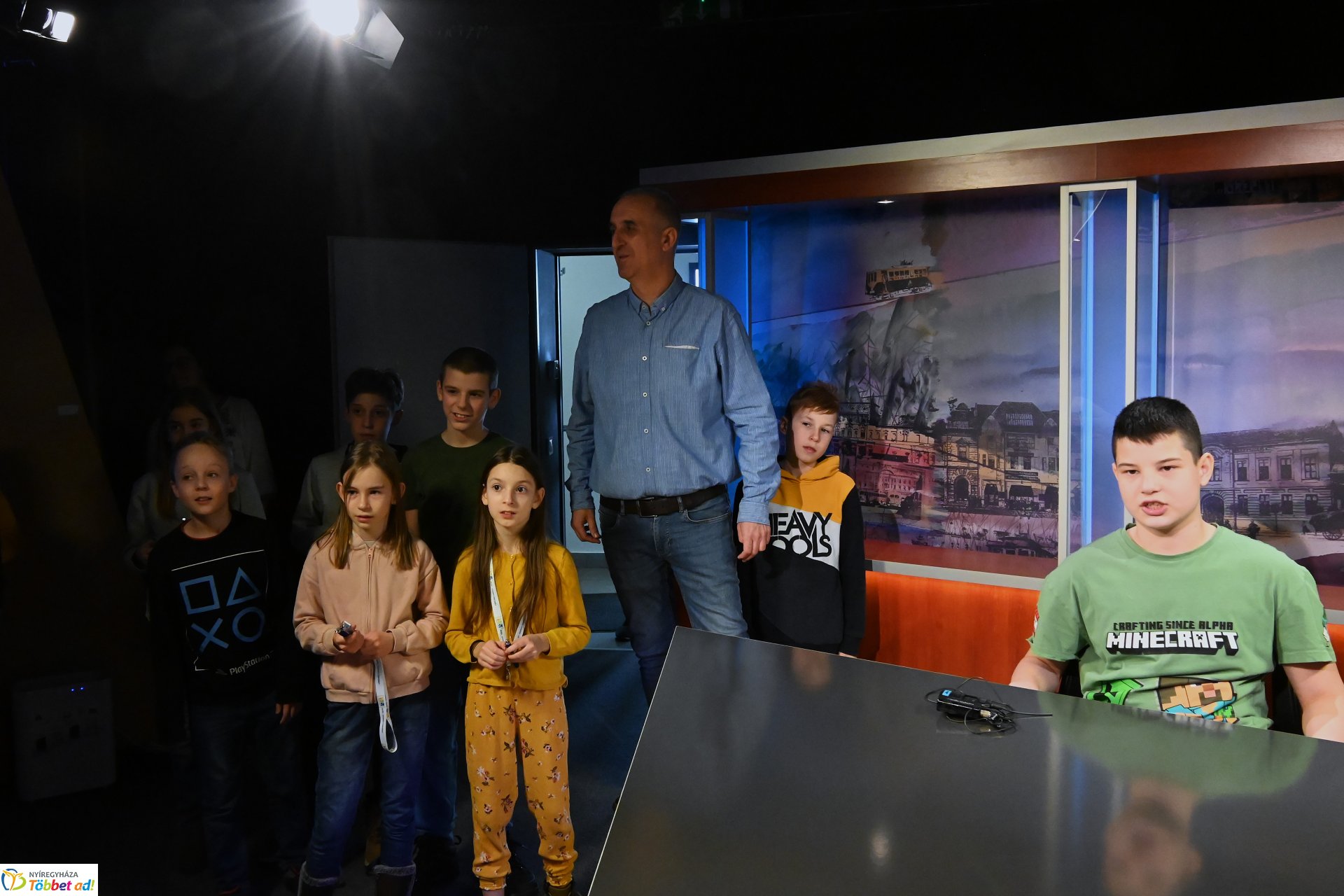 Negyven éves a Nyíregyházi Televízió-iskolások látogattak a stúdióba a születésnapon (hétfő)