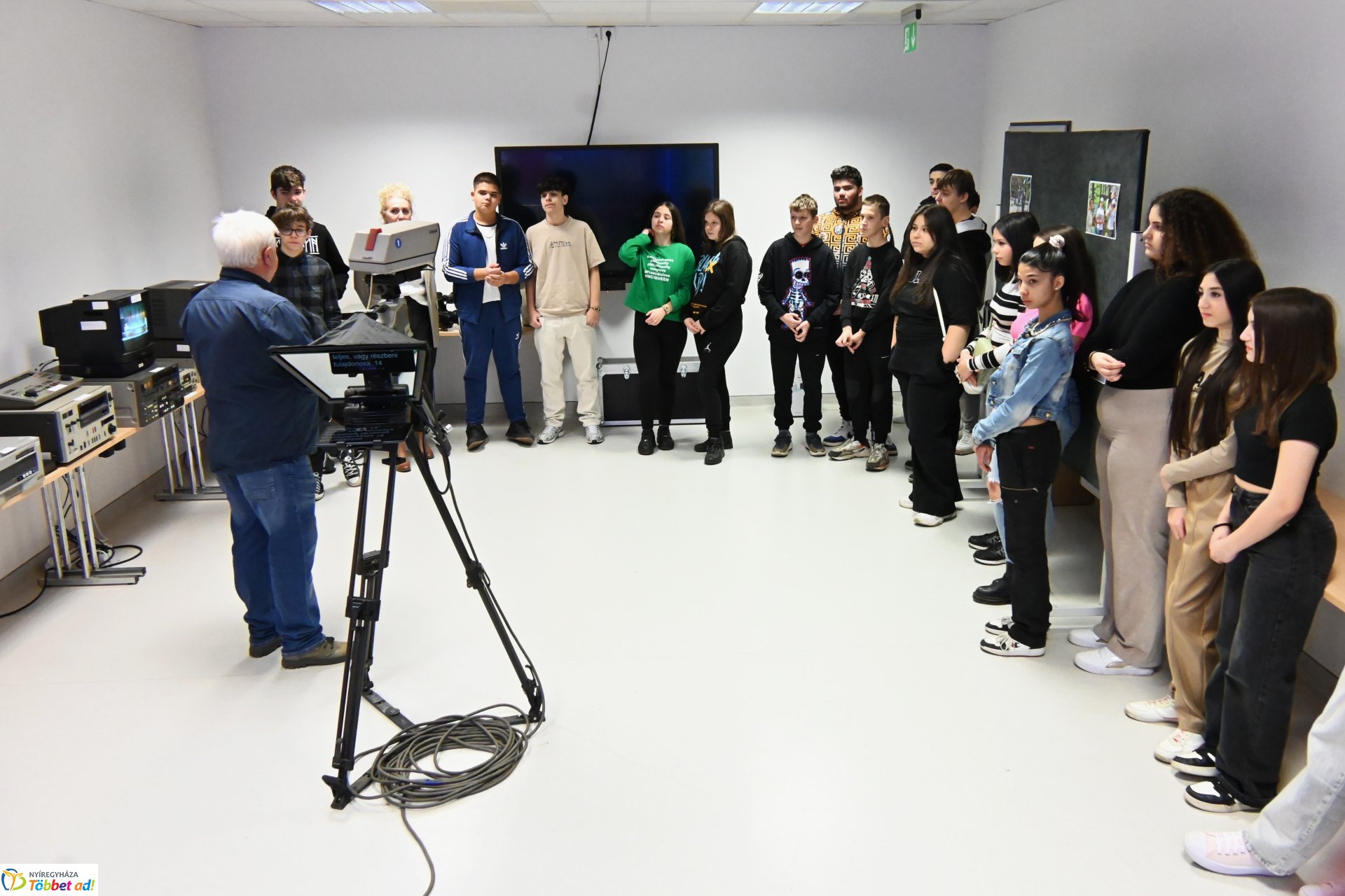 Negyven éves a Nyíregyházi Televízió-iskolások látogattak a stúdióba a születésnapon (hétfő)
