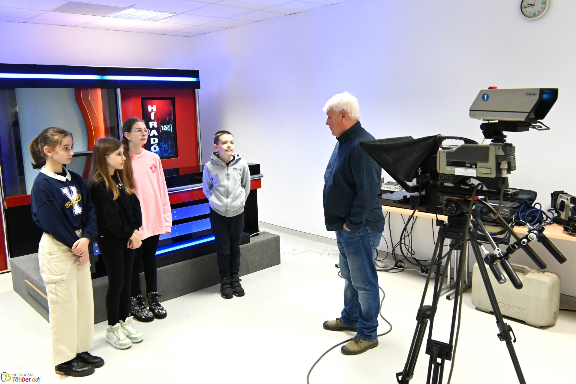 Negyven éves a Nyíregyházi Televízió-iskolások látogattak a stúdióba a születésnapon (hétfő)