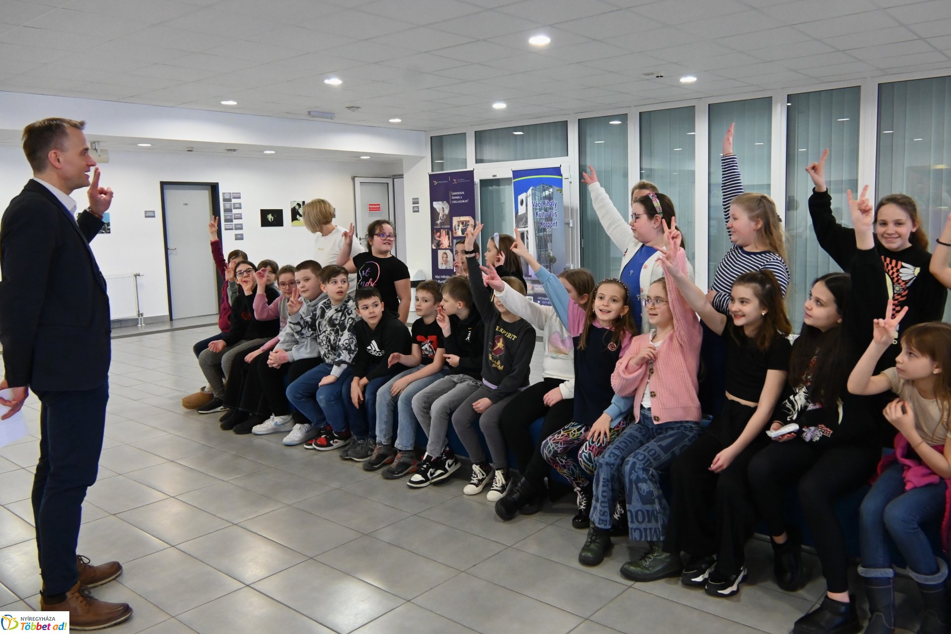 Negyven éves a Nyíregyházi Televízió-iskolások látogattak a stúdióba a születésnapon (hétfő)