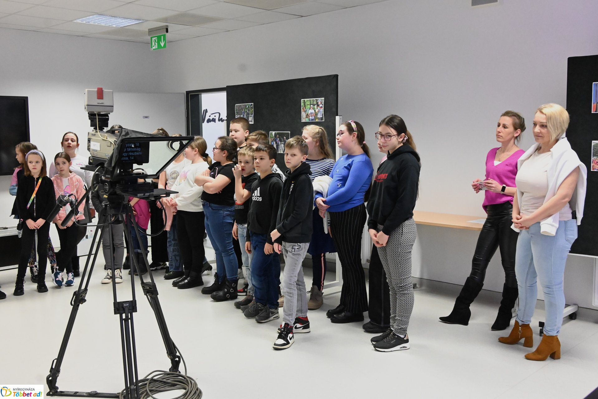 Negyven éves a Nyíregyházi Televízió-iskolások látogattak a stúdióba a születésnapon (hétfő)