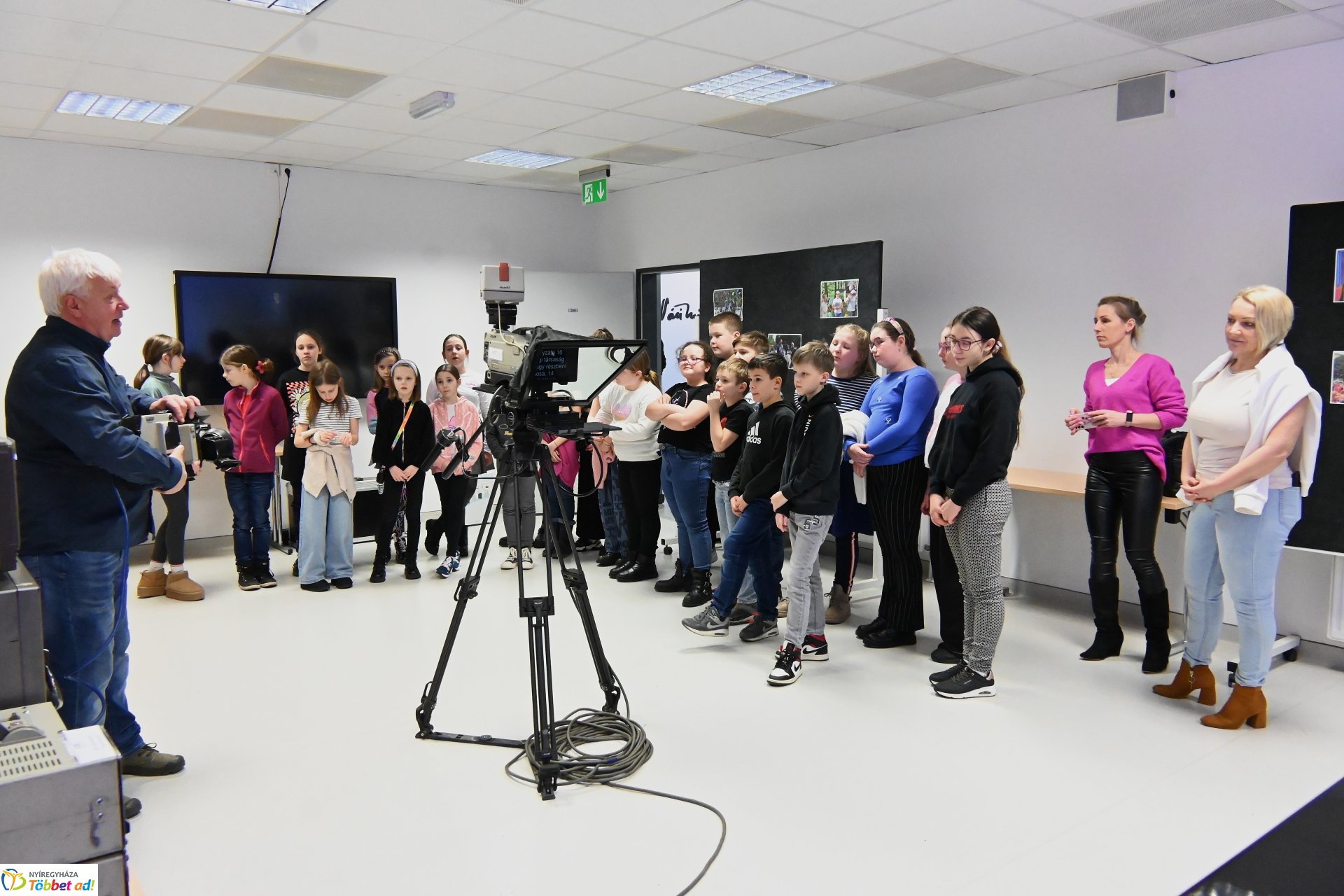 Negyven éves a Nyíregyházi Televízió-iskolások látogattak a stúdióba a születésnapon (hétfő)