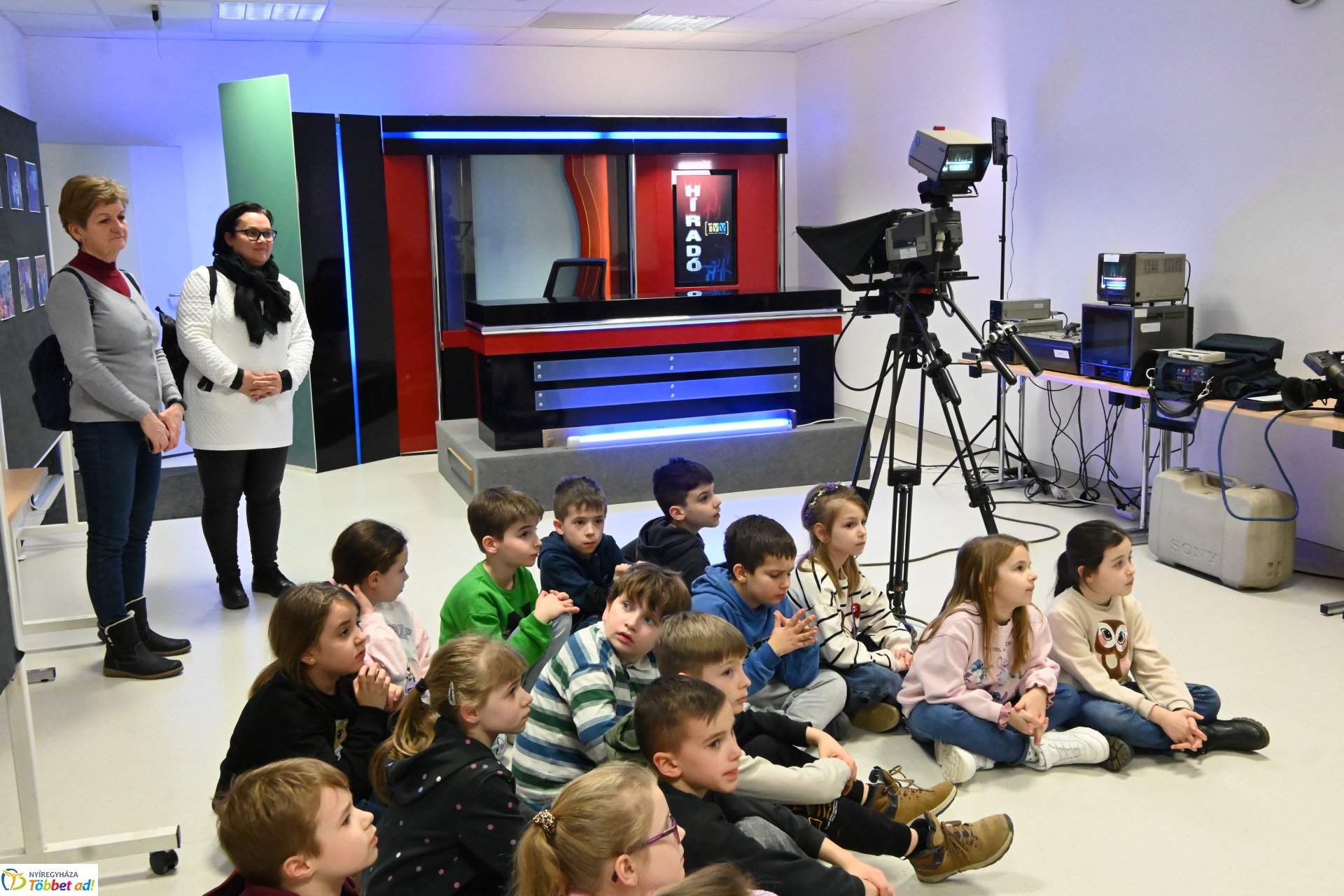 Negyven éves a Nyíregyházi Televízió-iskolások látogattak a stúdióba a születésnapon (hétfő)