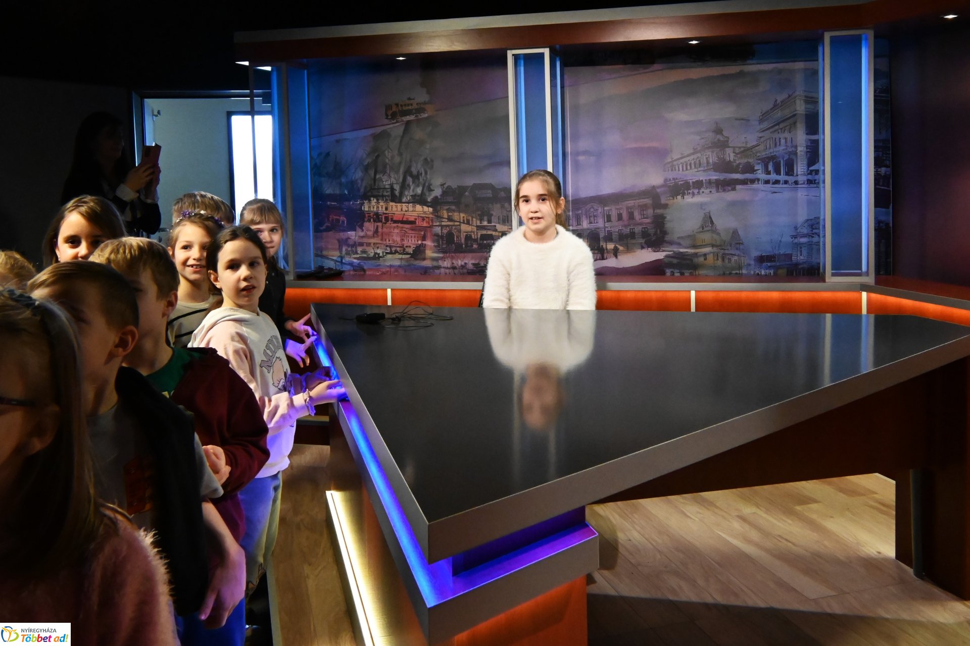 Negyven éves a Nyíregyházi Televízió-iskolások látogattak a stúdióba a születésnapon (hétfő)