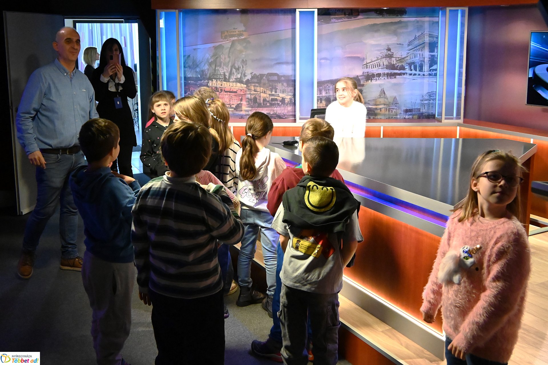 Negyven éves a Nyíregyházi Televízió-iskolások látogattak a stúdióba a születésnapon (hétfő)