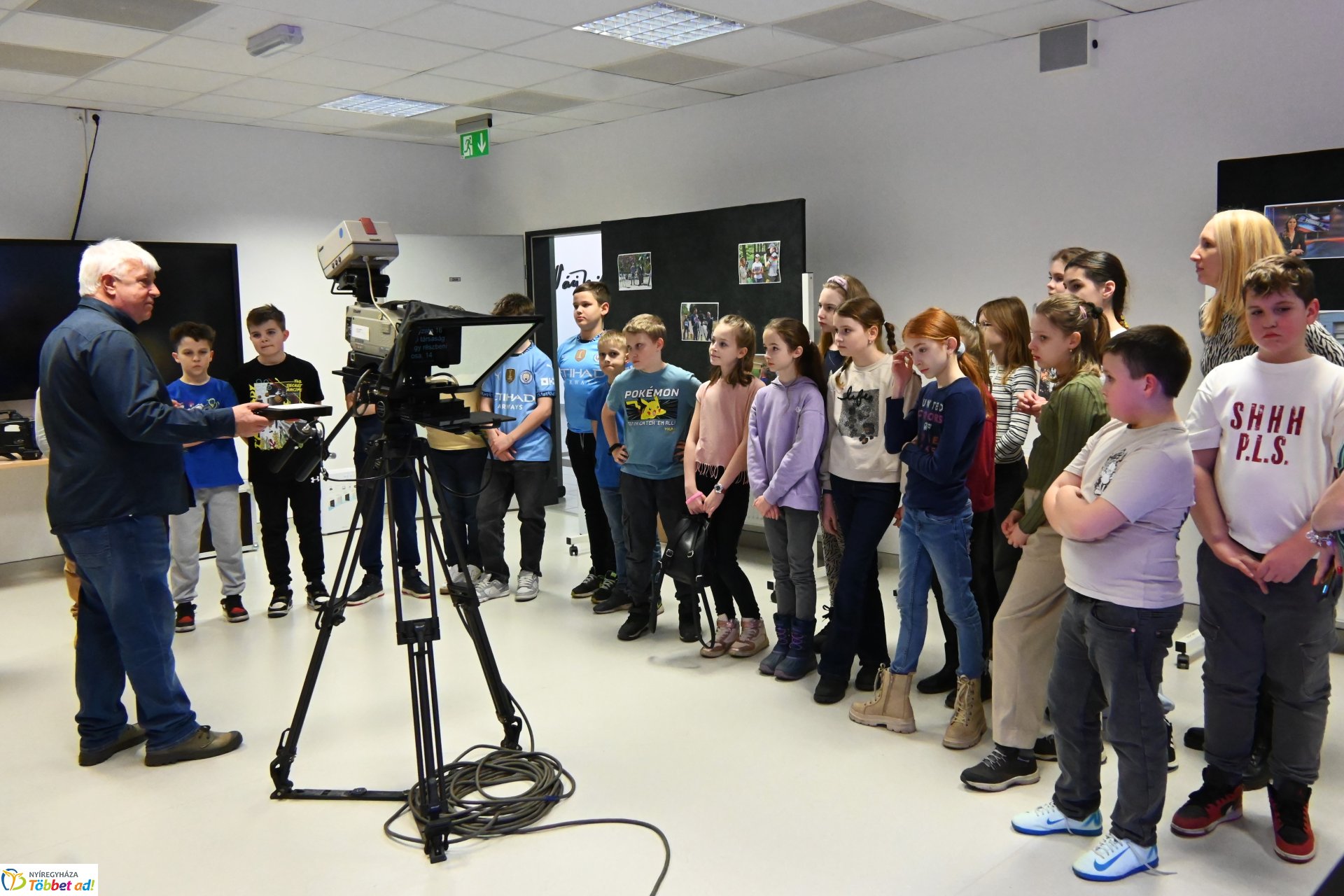 Negyven éves a Nyíregyházi Televízió-iskolások látogattak a stúdióba a születésnapon (hétfő)