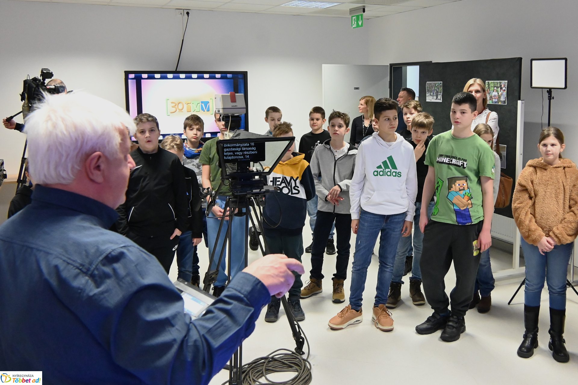 Negyven éves a Nyíregyházi Televízió-iskolások látogattak a stúdióba a születésnapon (hétfő)
