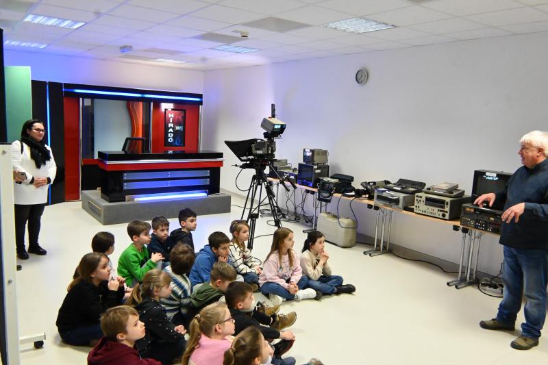 Negyven éves a Nyíregyházi Televízió-iskolások látogattak a stúdióba a születésnapon (hétfő)
