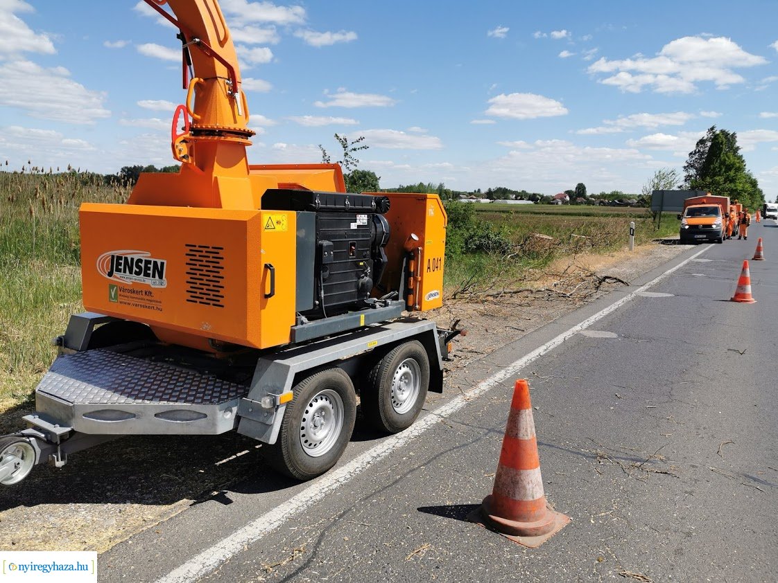 Nem vette észre a munkavégzőket, balesetezett
