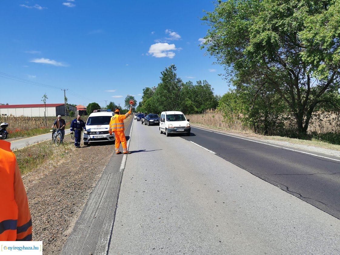 Nem vette észre a munkavégzőket, balesetezett