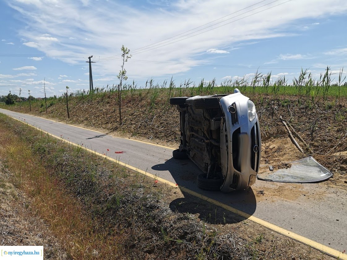 Nem vette észre a munkavégzőket, balesetezett
