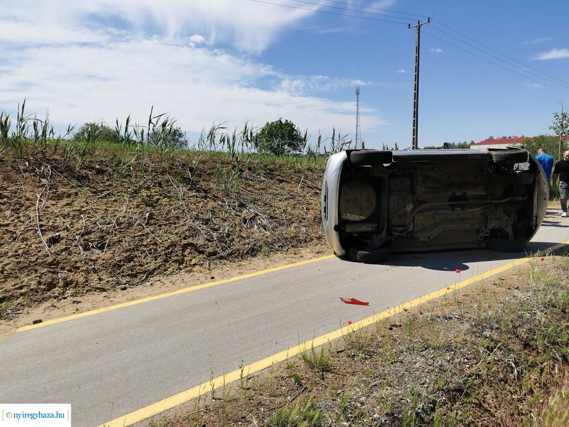 Nem vette észre a munkavégzőket, balesetezett