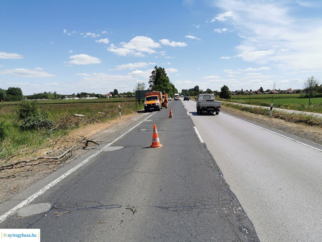 Nem vette észre a munkavégzőket, balesetezett