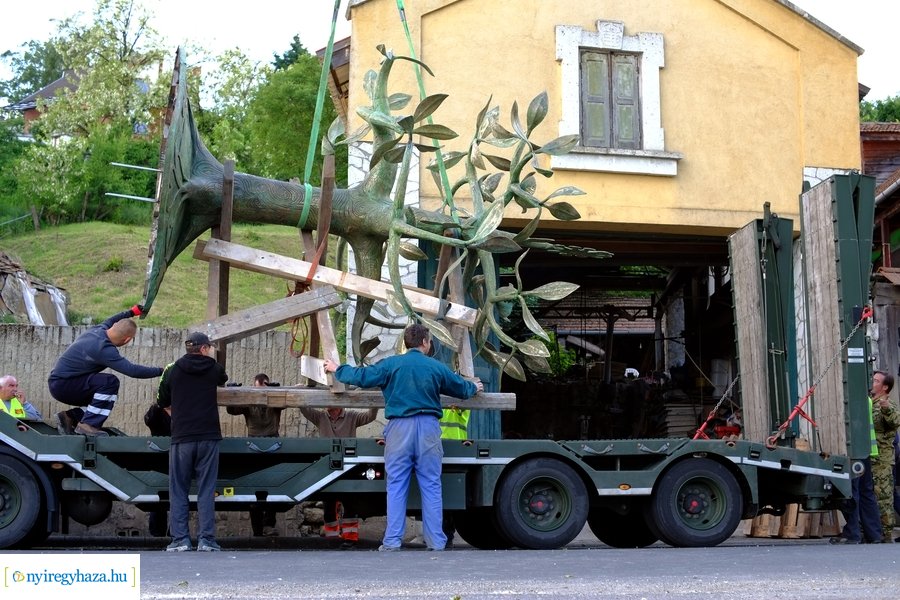 Nemzeti összetartozás emlékmű érkezése