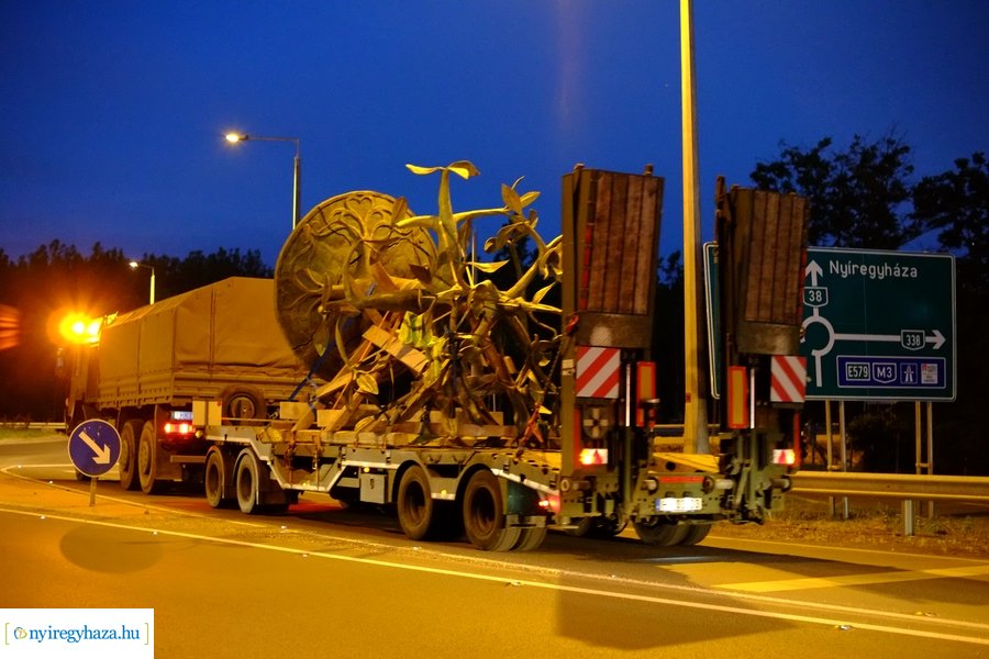 Nemzeti összetartozás emlékmű érkezése