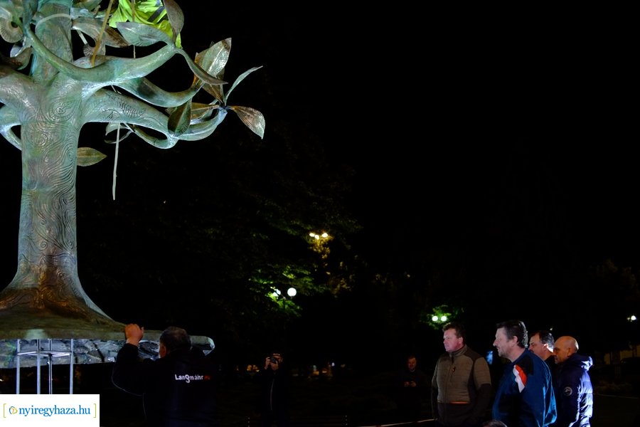 Nemzeti összetartozás emlékmű érkezése