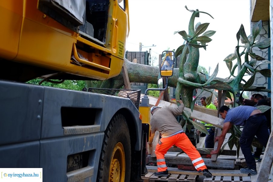 Nemzeti összetartozás emlékmű érkezése