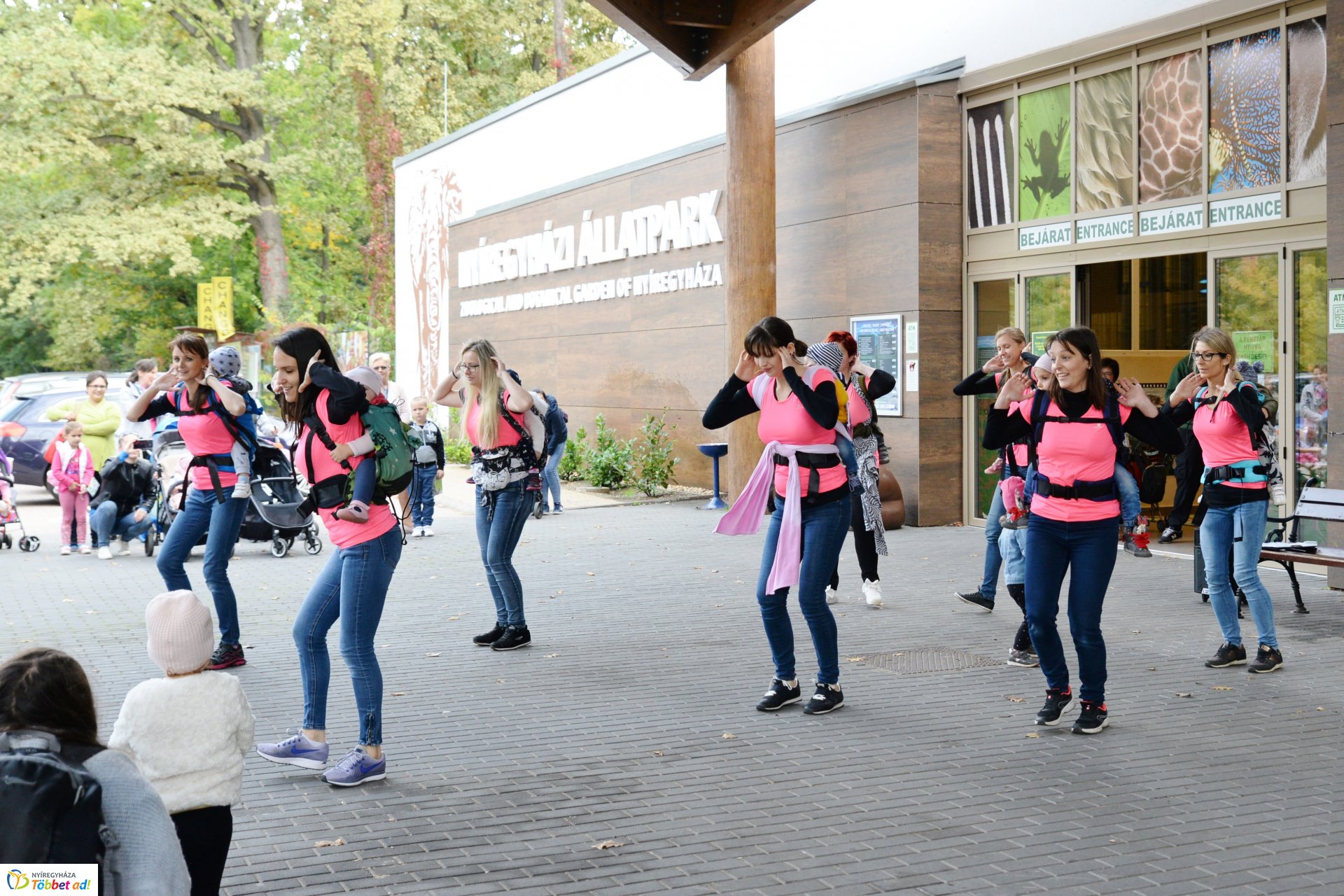 Nemzetközi Babahordozó hét megnyitó - Séta az Állatparkban