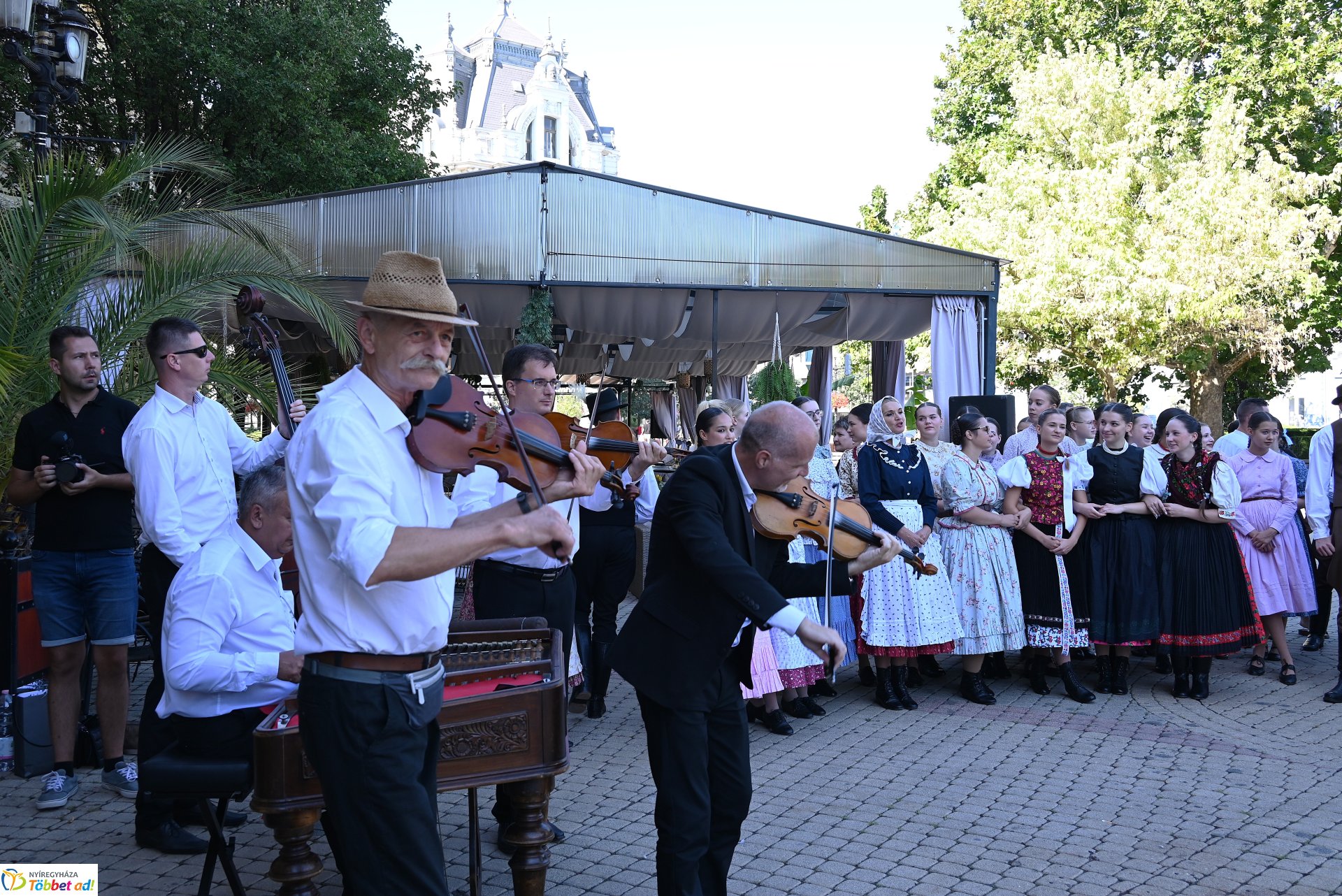 Néptánc a belvárosban