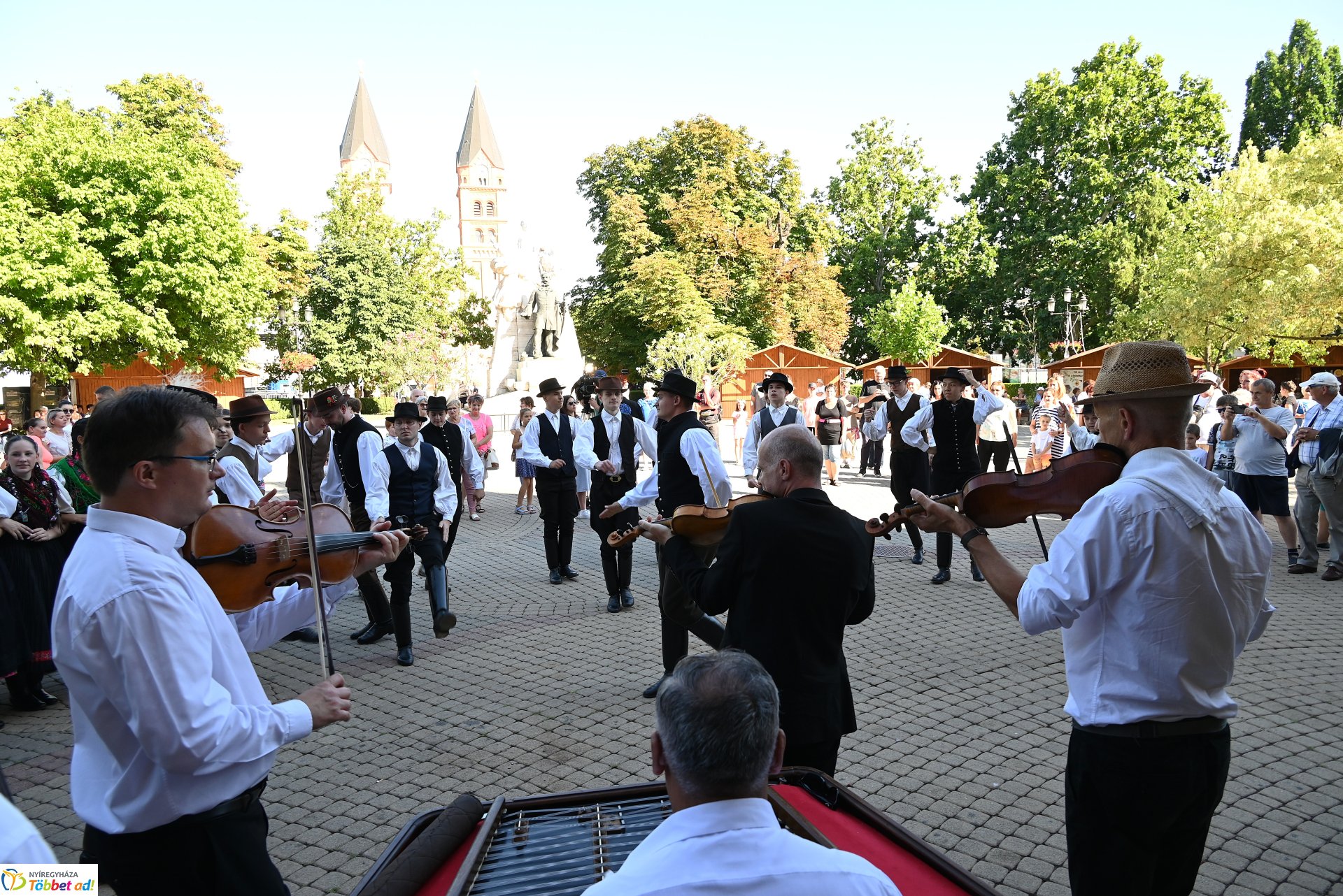 Néptánc a belvárosban