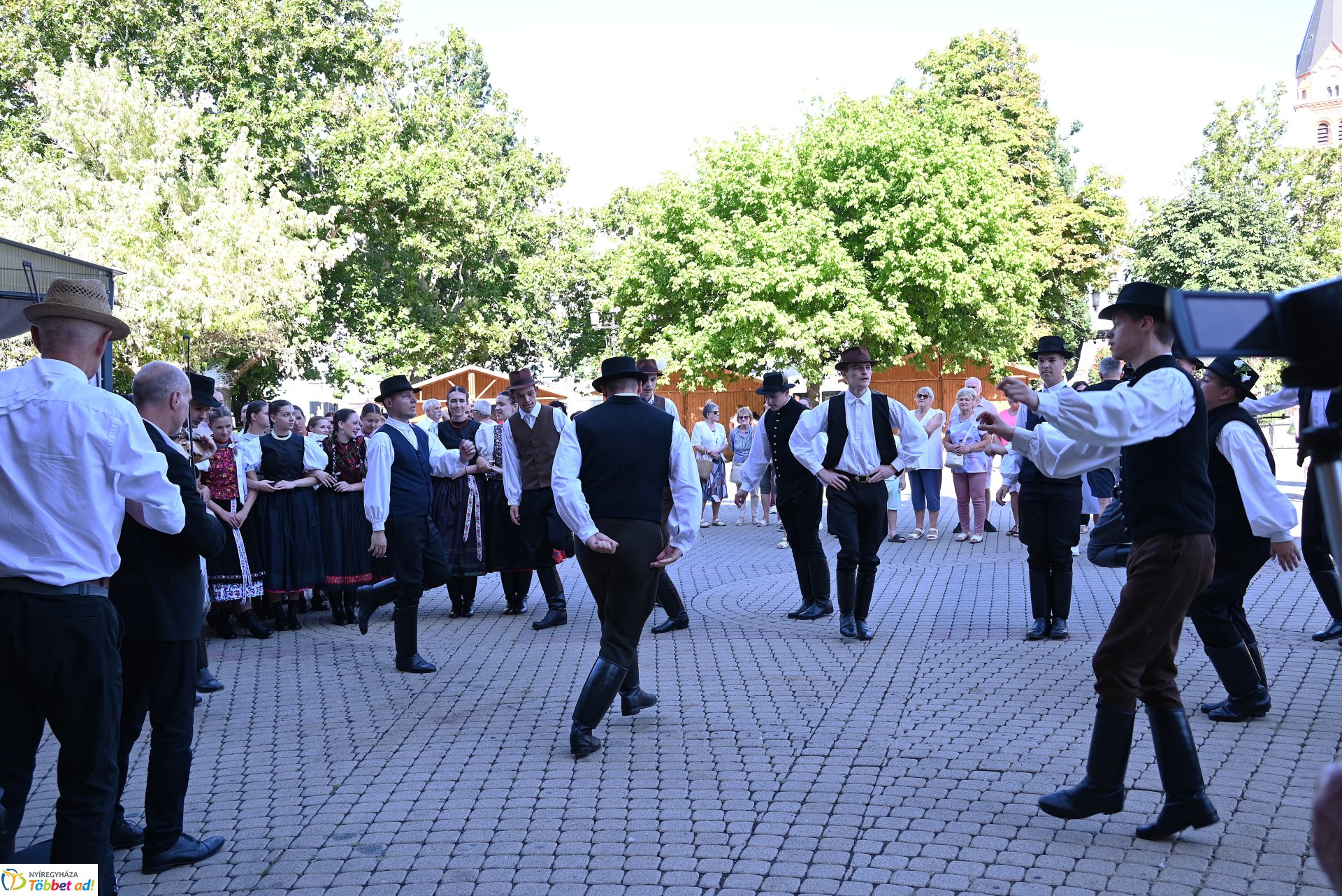 Néptánc a belvárosban