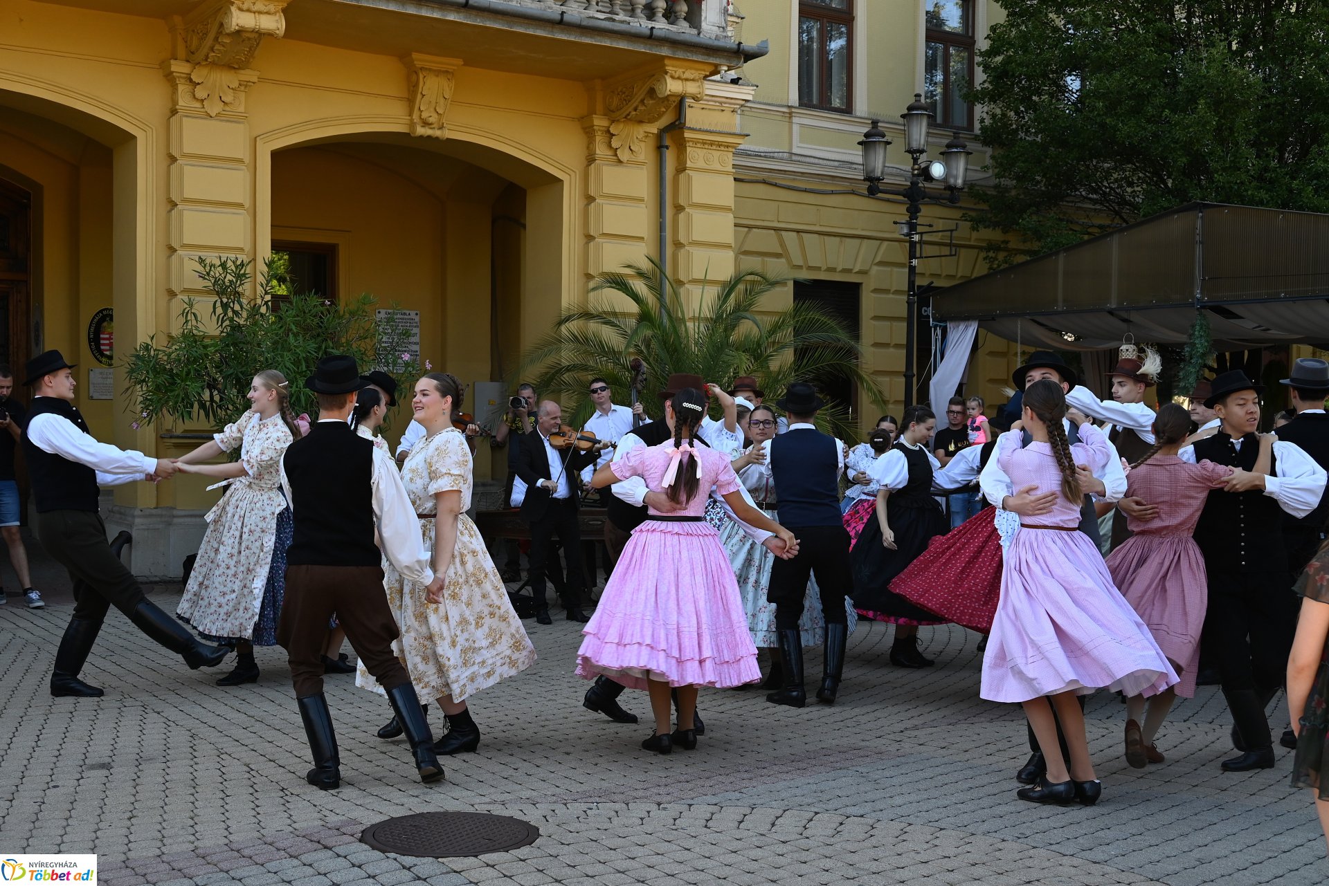 Néptánc a belvárosban