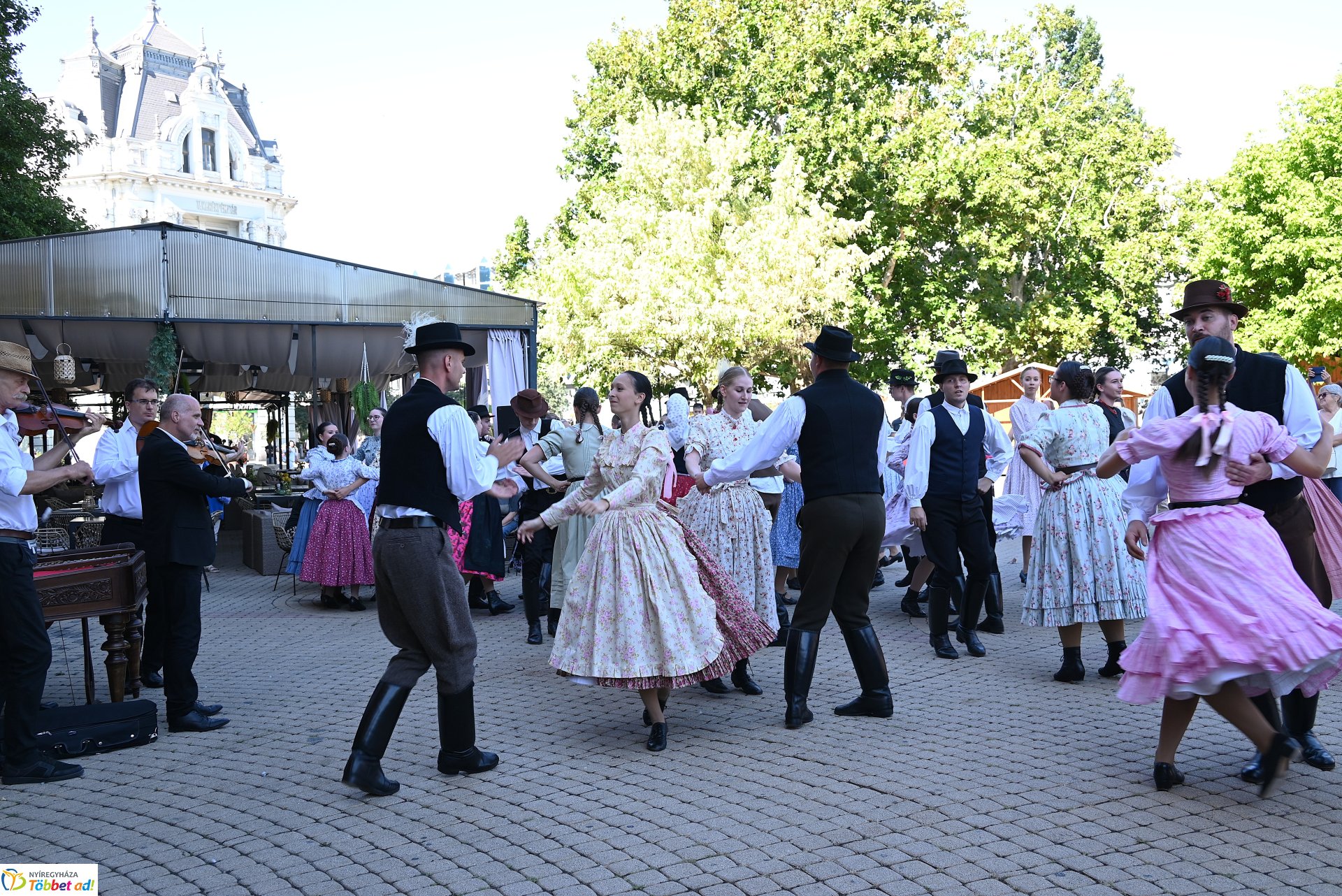 Néptánc a belvárosban