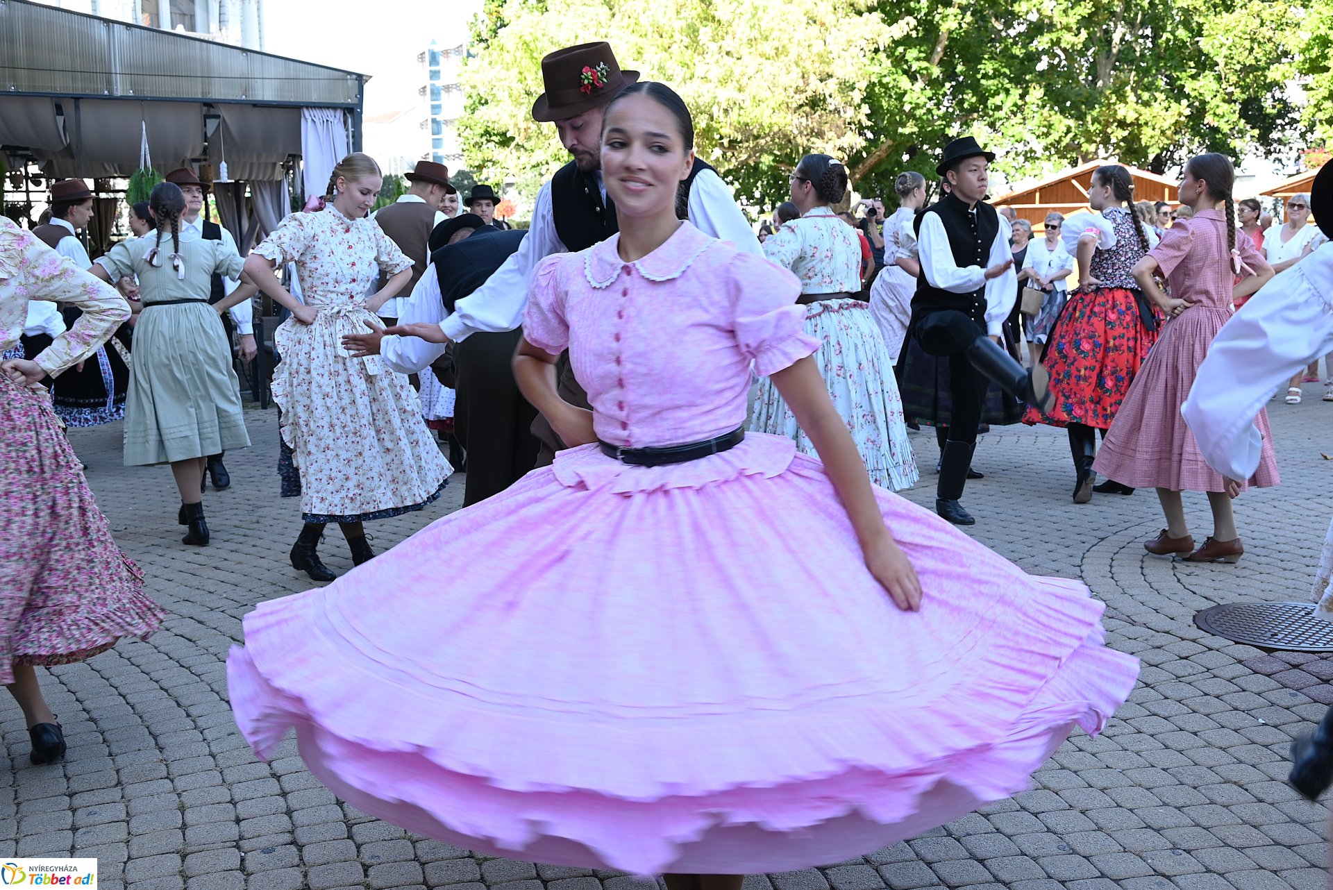 Néptánc a belvárosban
