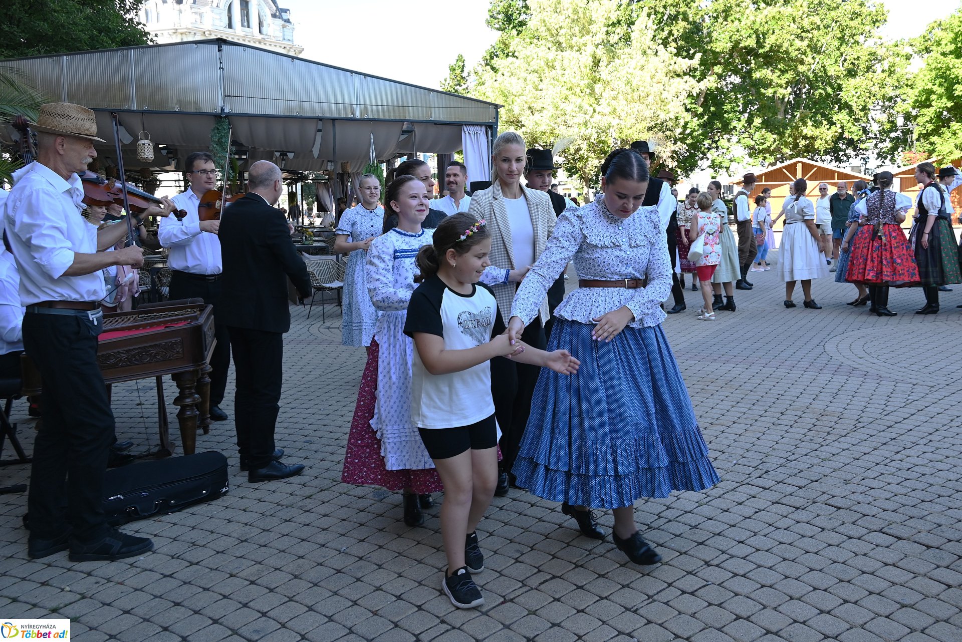 Néptánc a belvárosban
