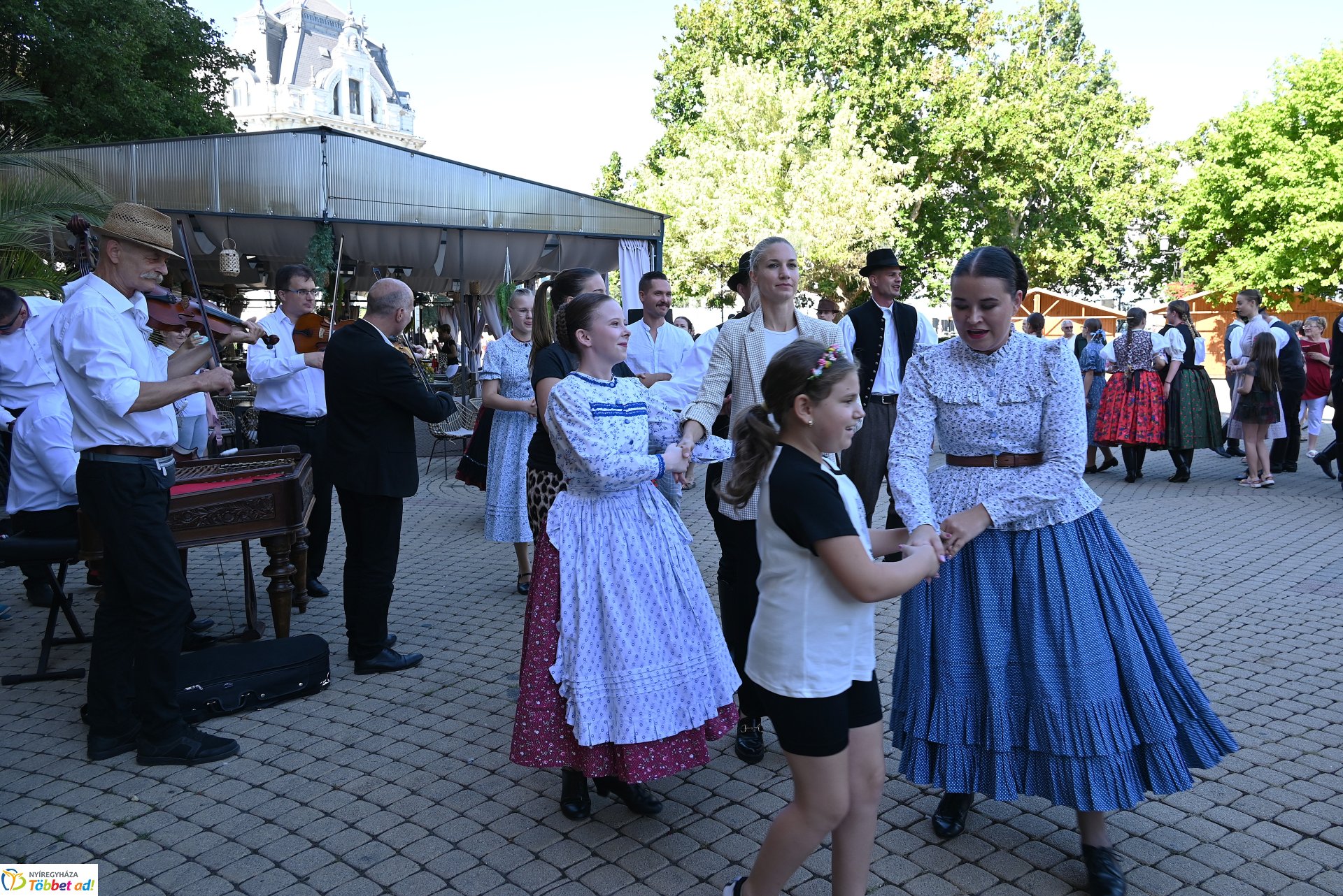 Néptánc a belvárosban