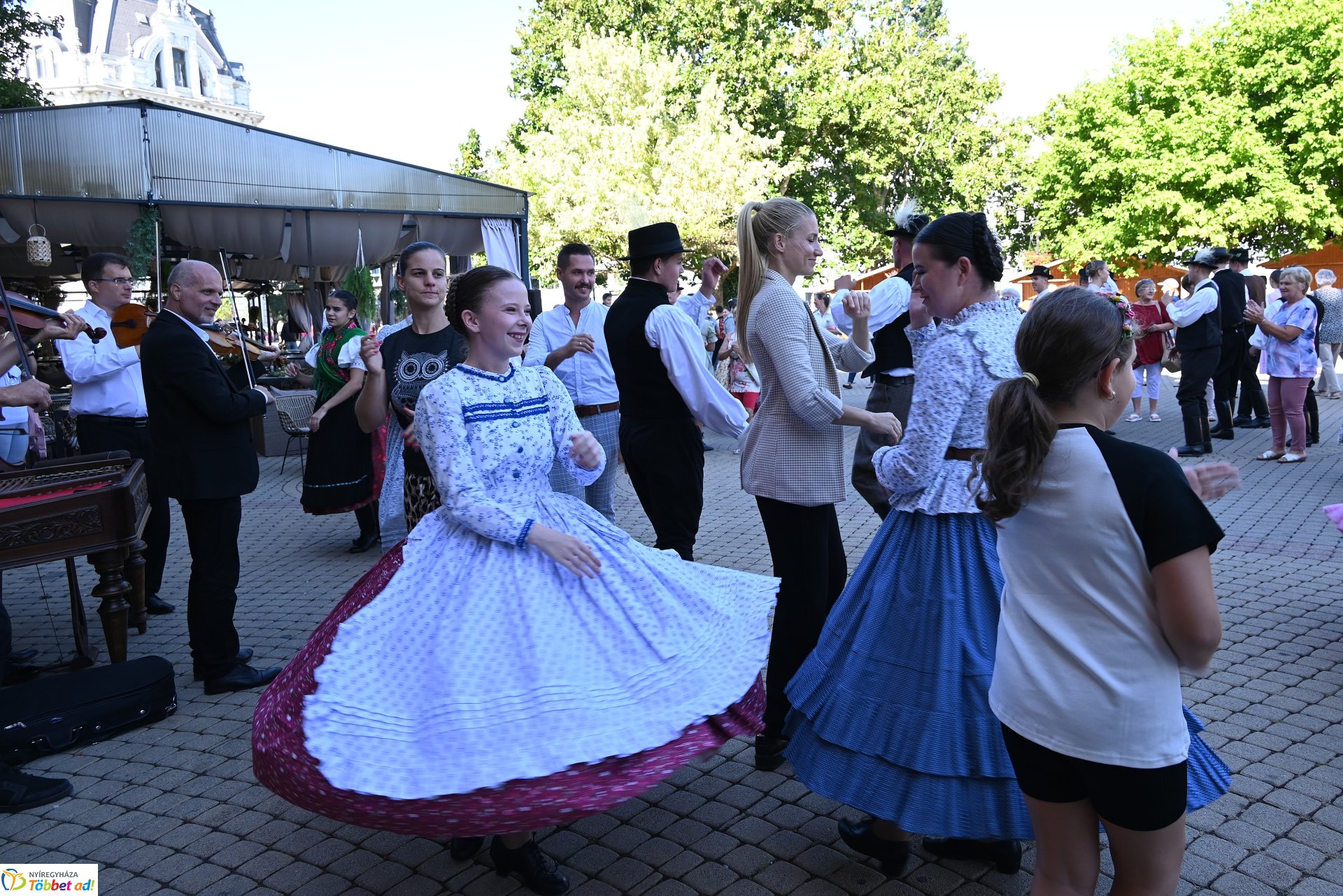 Néptánc a belvárosban