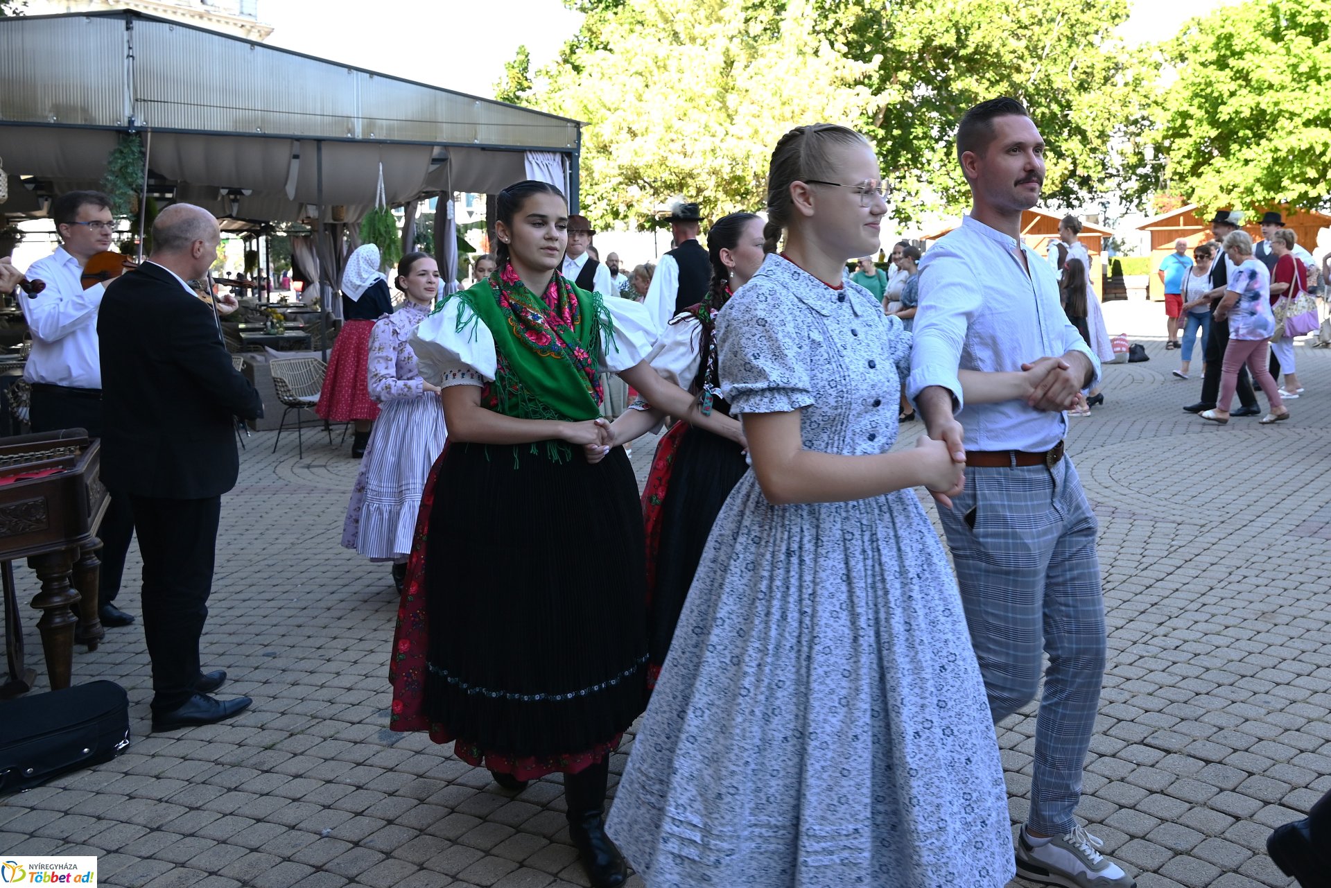 Néptánc a belvárosban